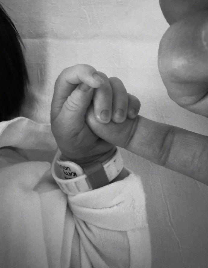 宋仲基晒出女兒黑白照手部特寫。