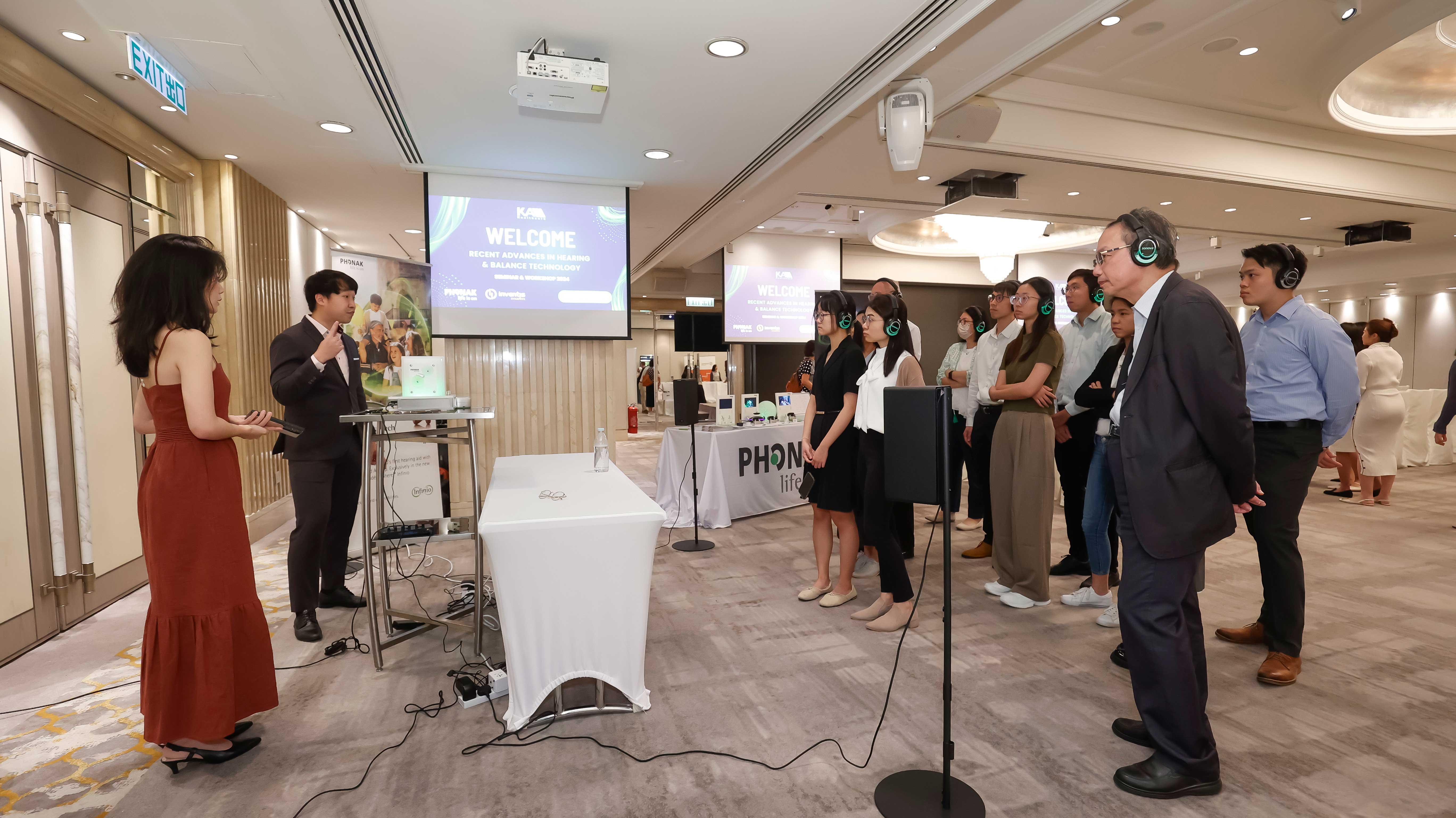 峰力新加坡產品支援聽力學家吴秀俐在發表會上介紹新產品