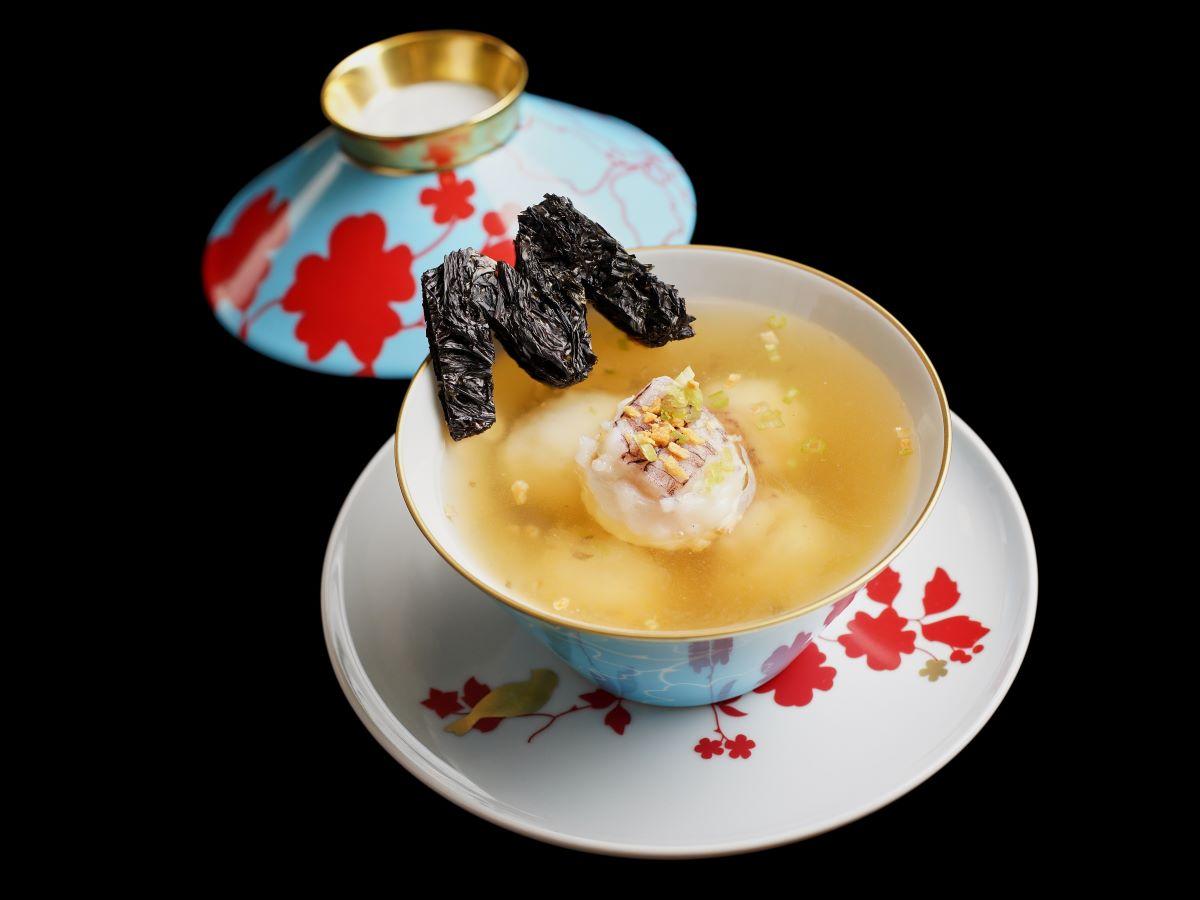 「金殿堂」美高梅中菜行政總廚徐偉豪帶來紫菜富貴蝦魚丸湯。
