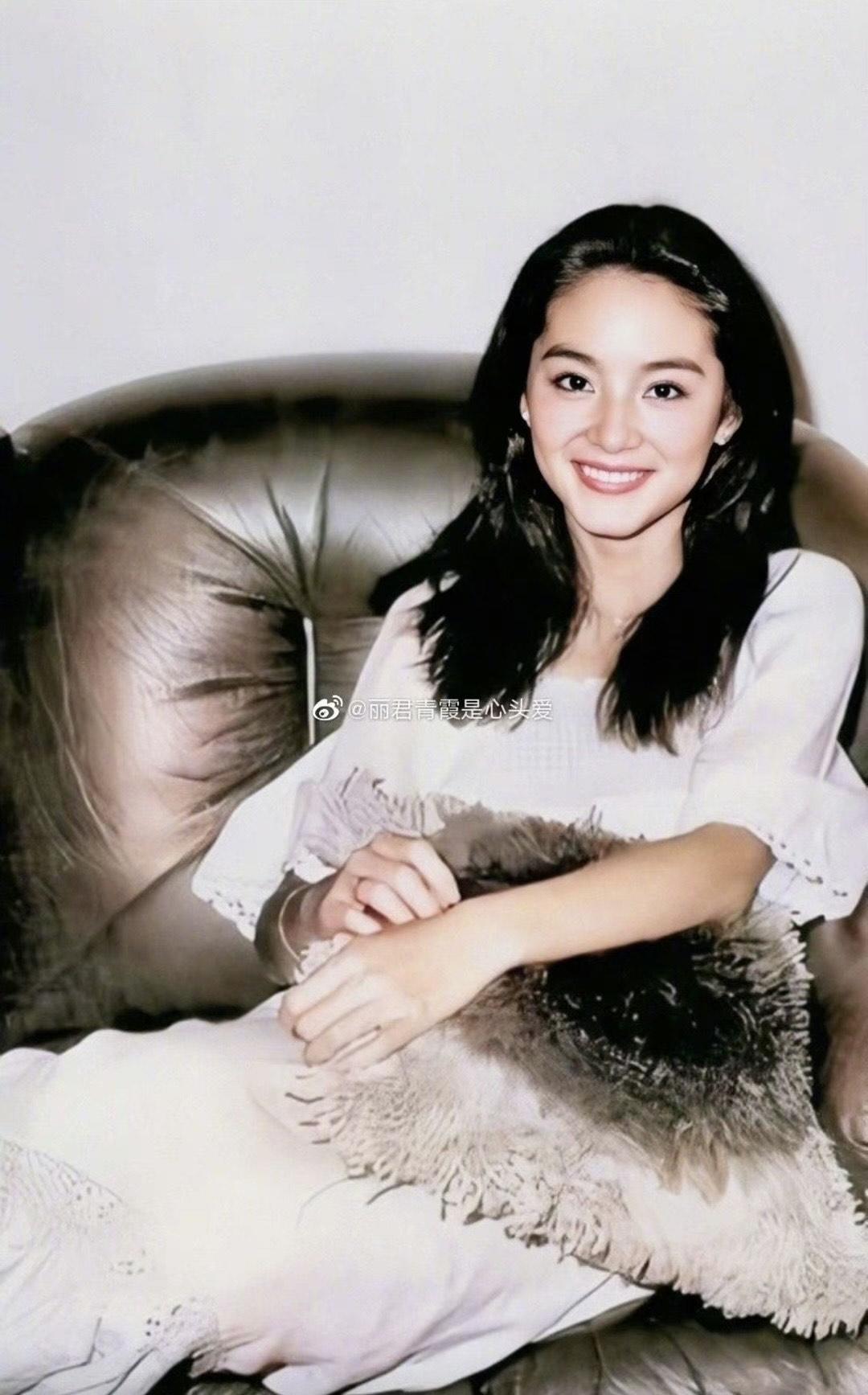 林青霞憑瓊瑤電影《窗外》在台灣出道,憑住清純甜美外貌火速走紅 。