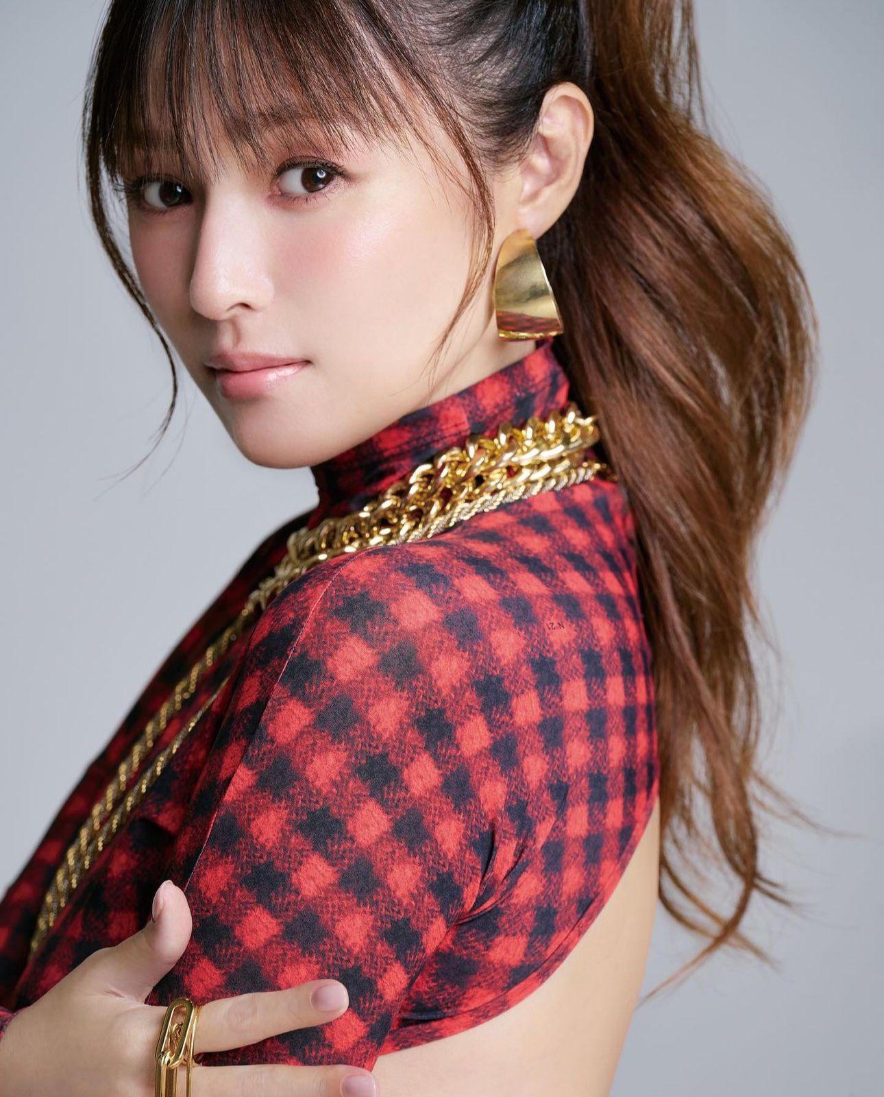 深田恭子為2025年月曆挑戰各種衣裝及配飾。