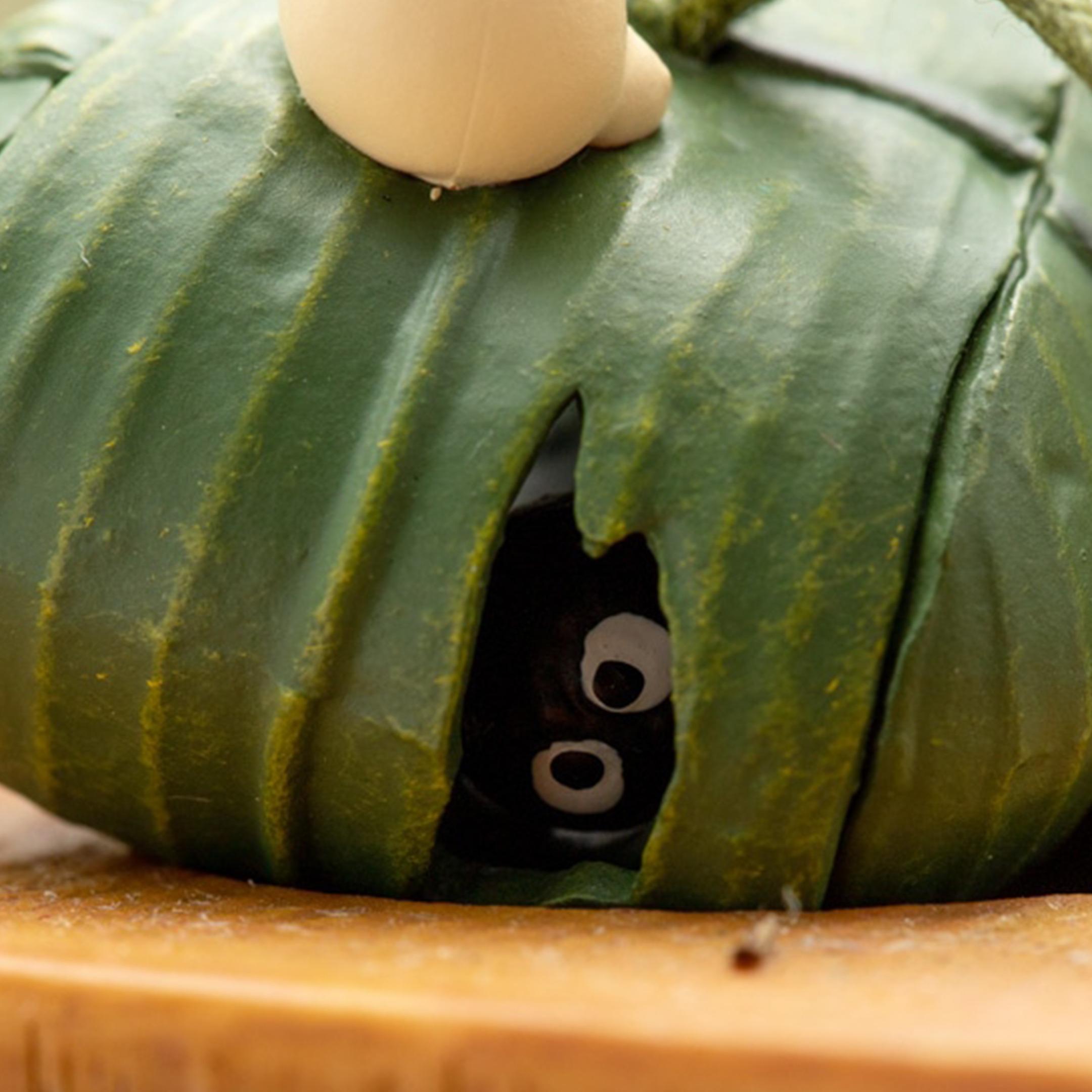 滾呀滾吊繩 – 小龍貓和煤碳屎鬼:龍貓小包裹造型的可愛掛飾,搖一搖會發出清脆聲音,空隙裡還有煤碳屎鬼。$55