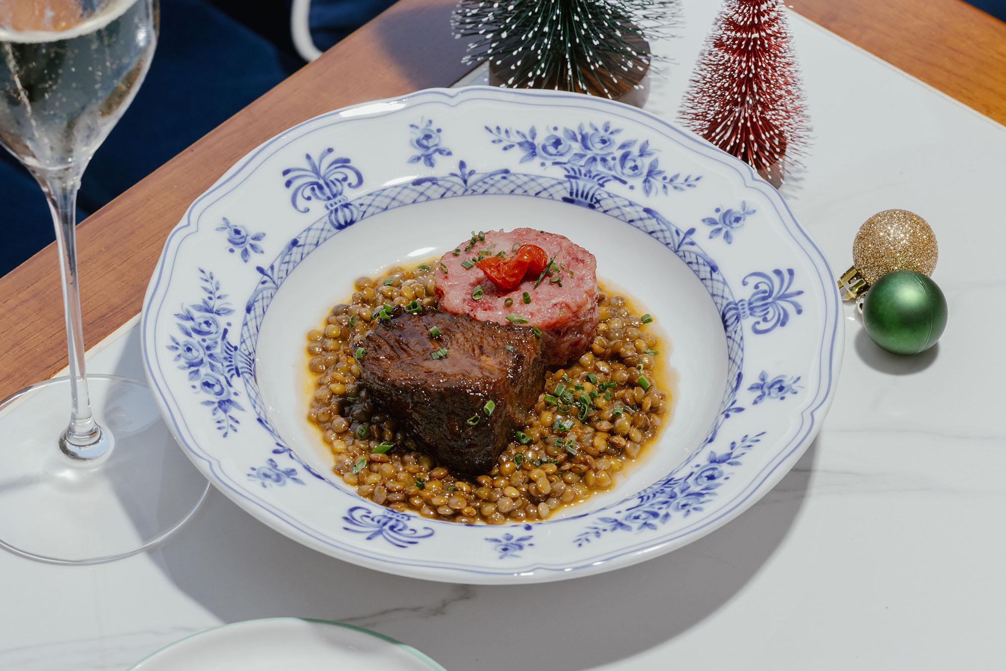 燻豬肉香腸拼盤配豬頸肉及法式小圓扁豆湯