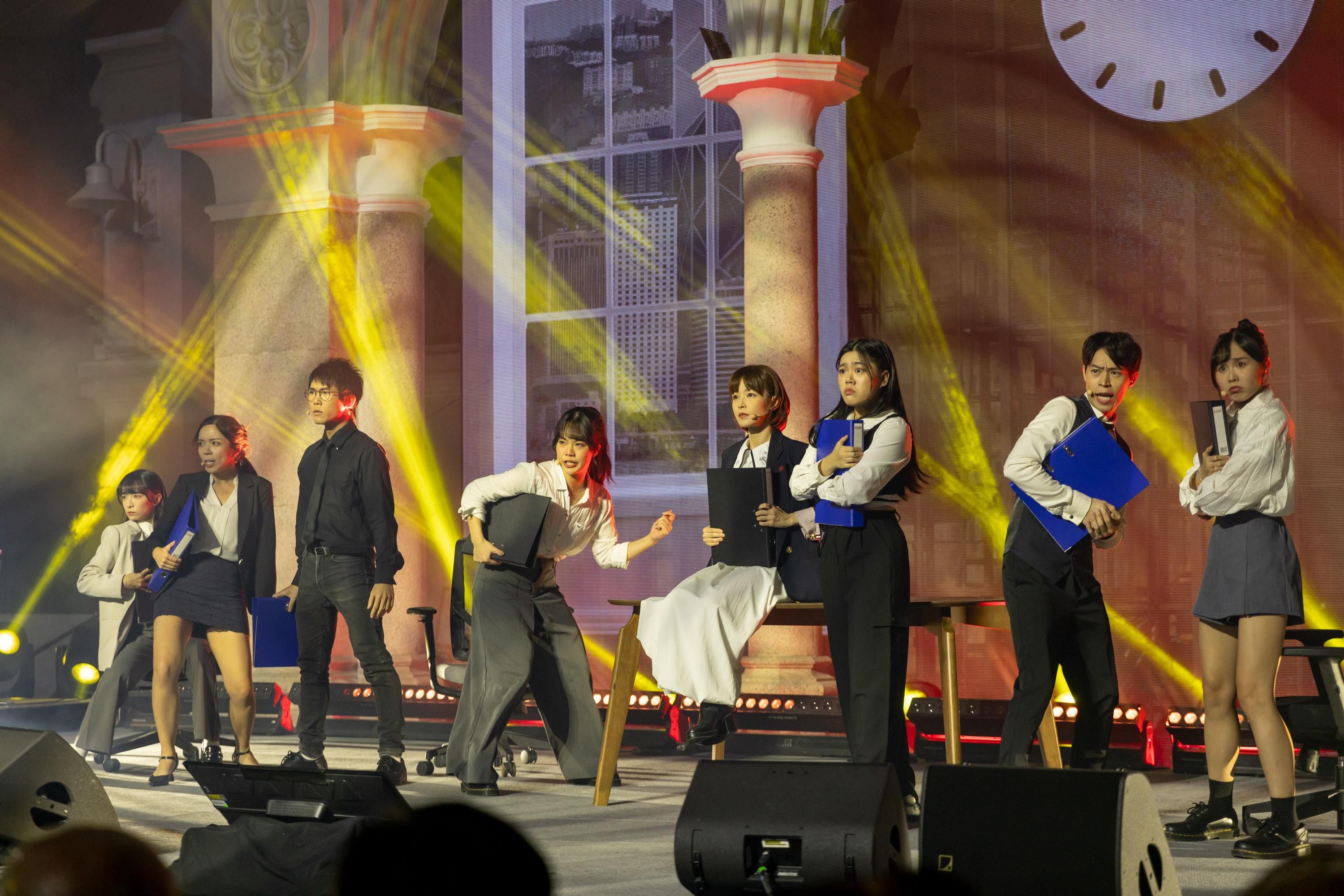 爆炸戲棚演員載歌載舞揭開名為「我還有個夢」的序幕。