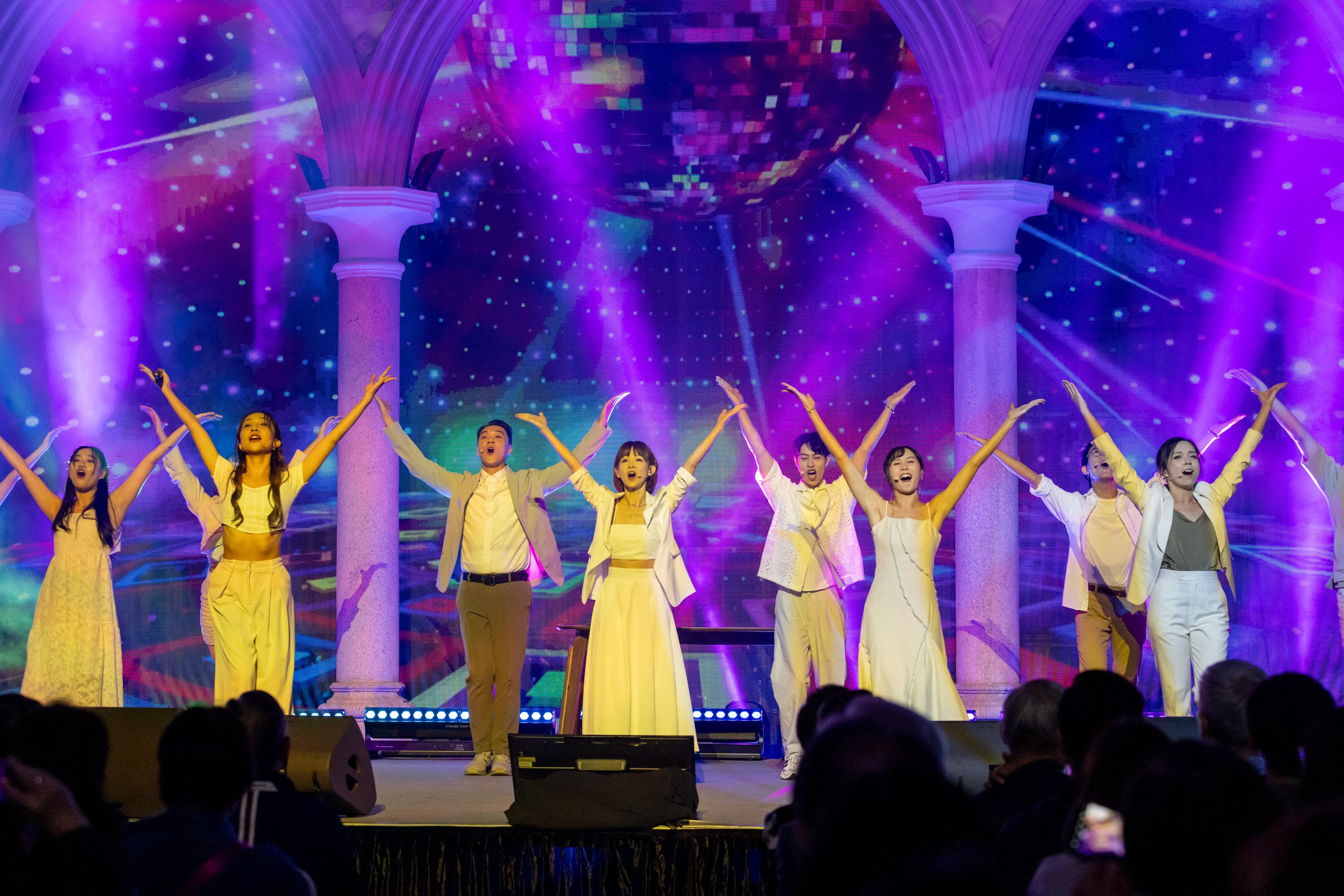 爆炸戲棚演員載歌載舞揭開名為「我還有個夢」的序幕 。