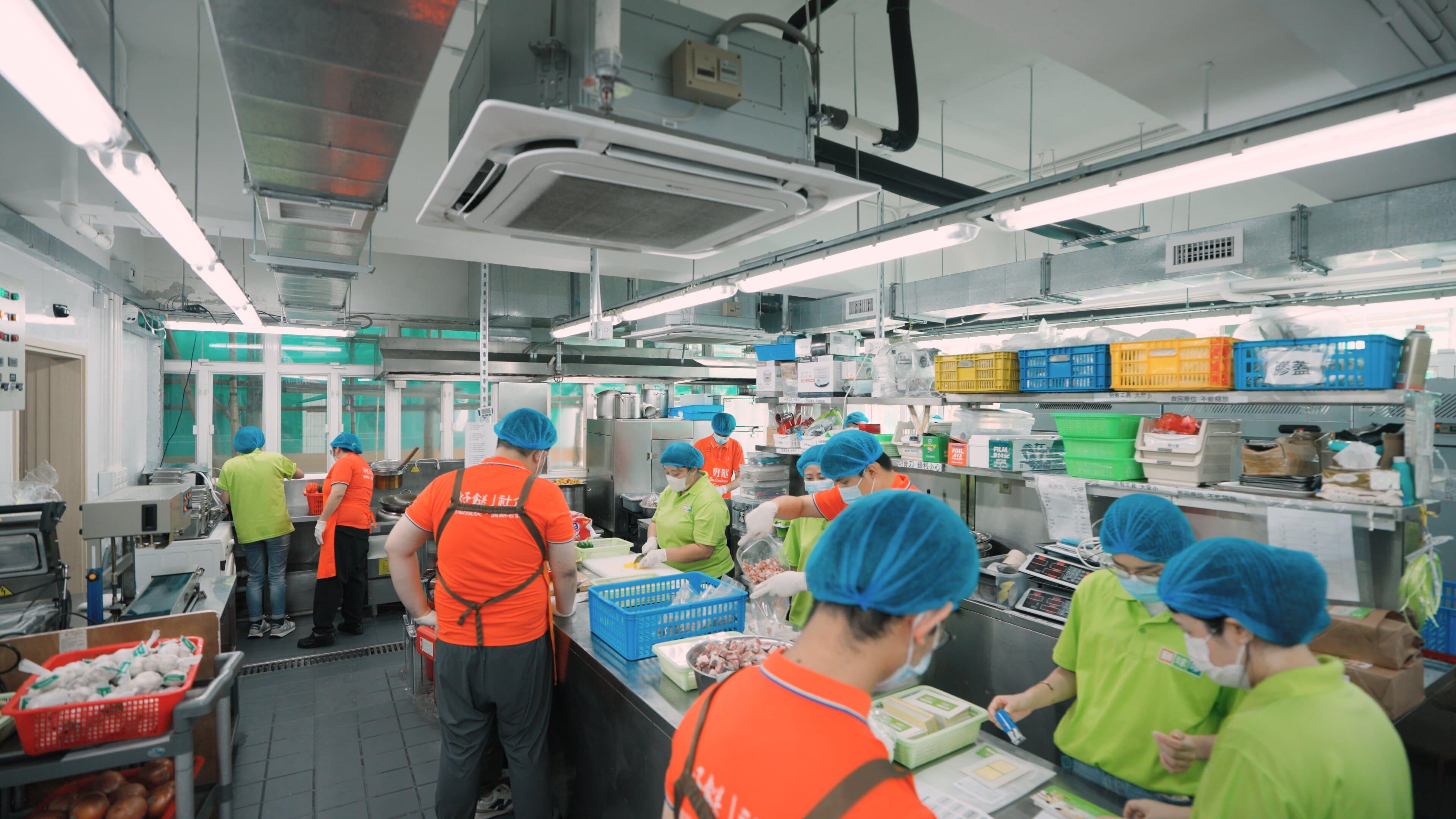 獅球嘜企業義工隊到訪「好餸」工場,一起製作餸菜包。