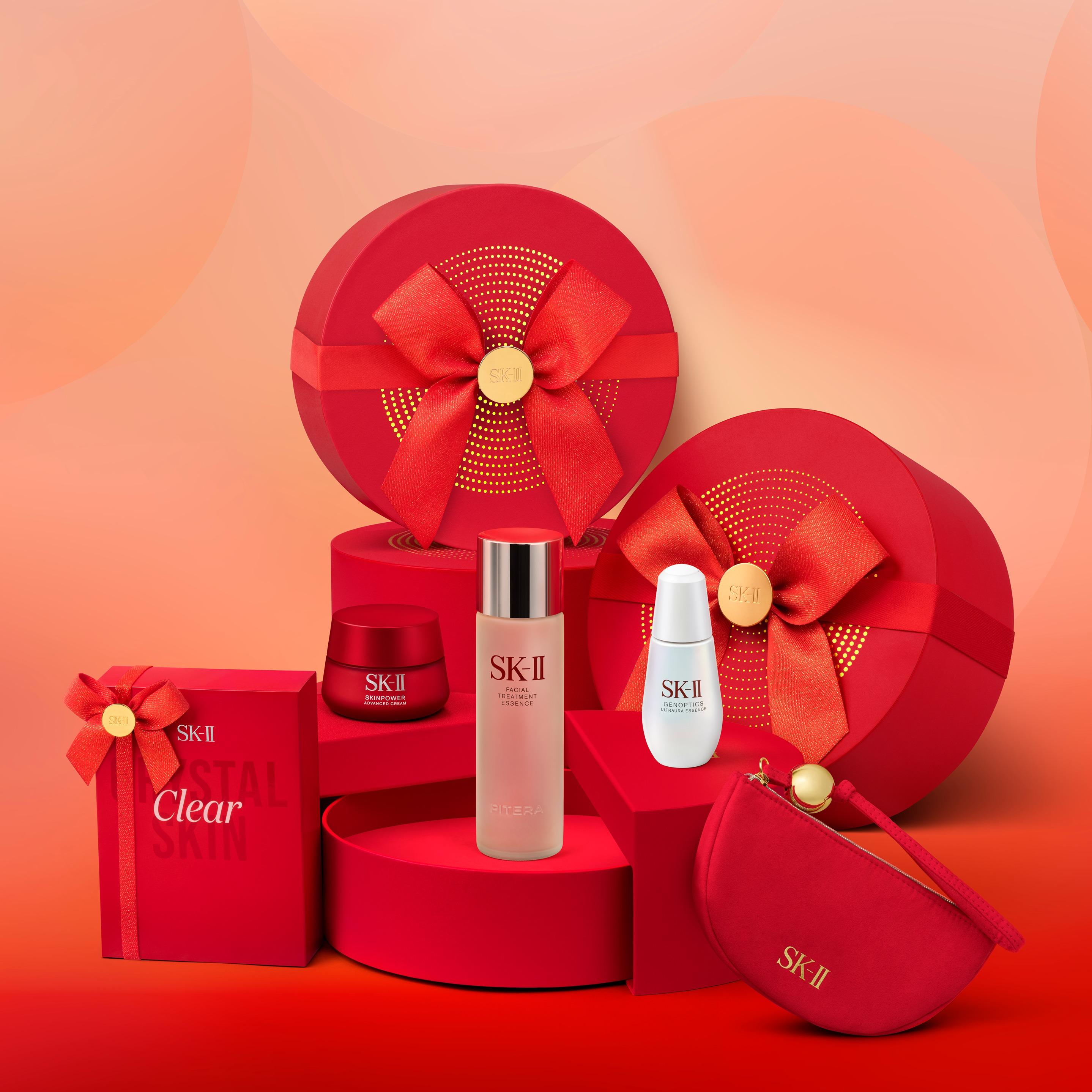 凡購買任何SK-II 王牌產品,即可獲贈節日限量麂皮小金球化妝包及聖誕限定禮盒乙個