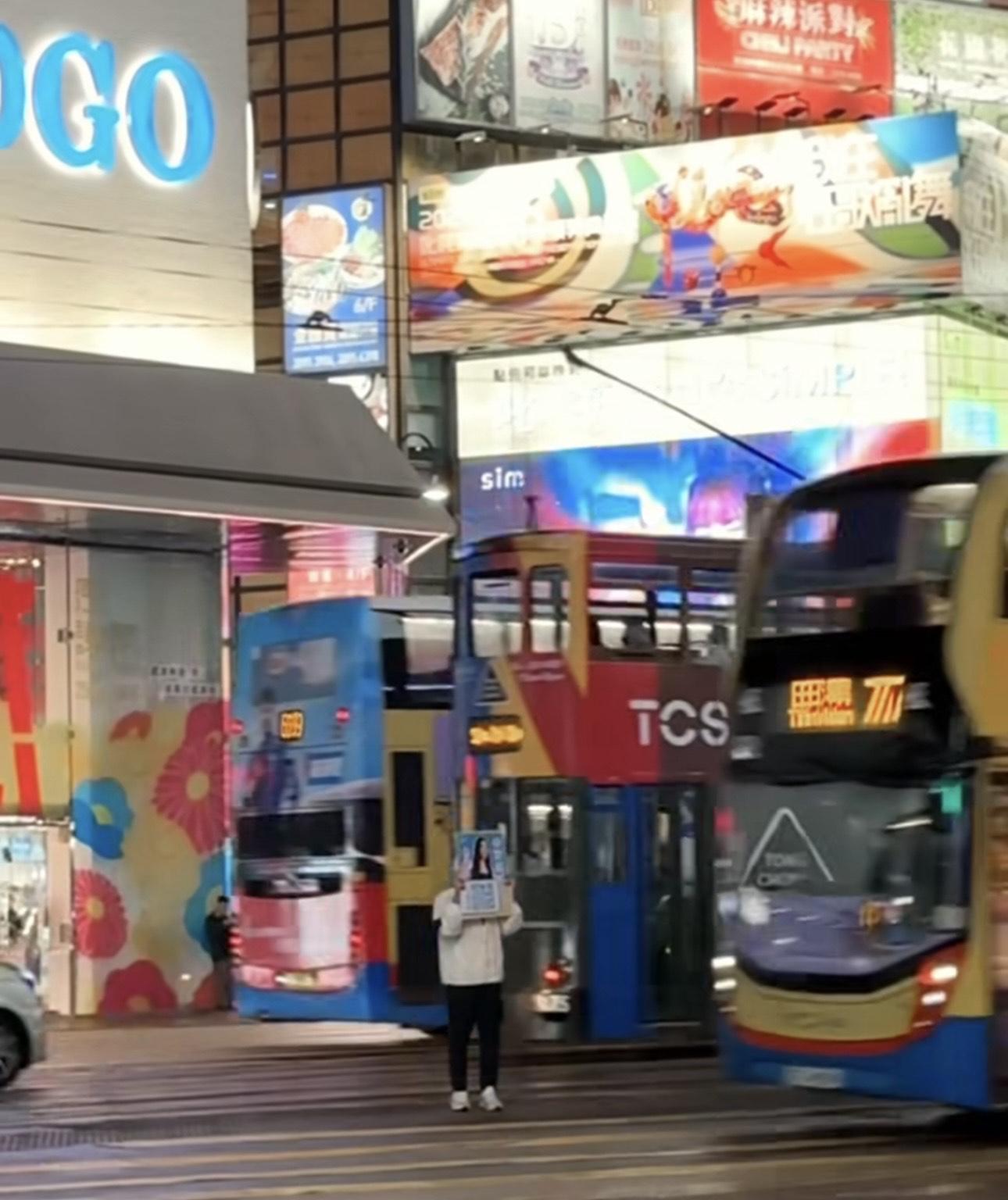 現場車來車往,有不少大巴士經過。