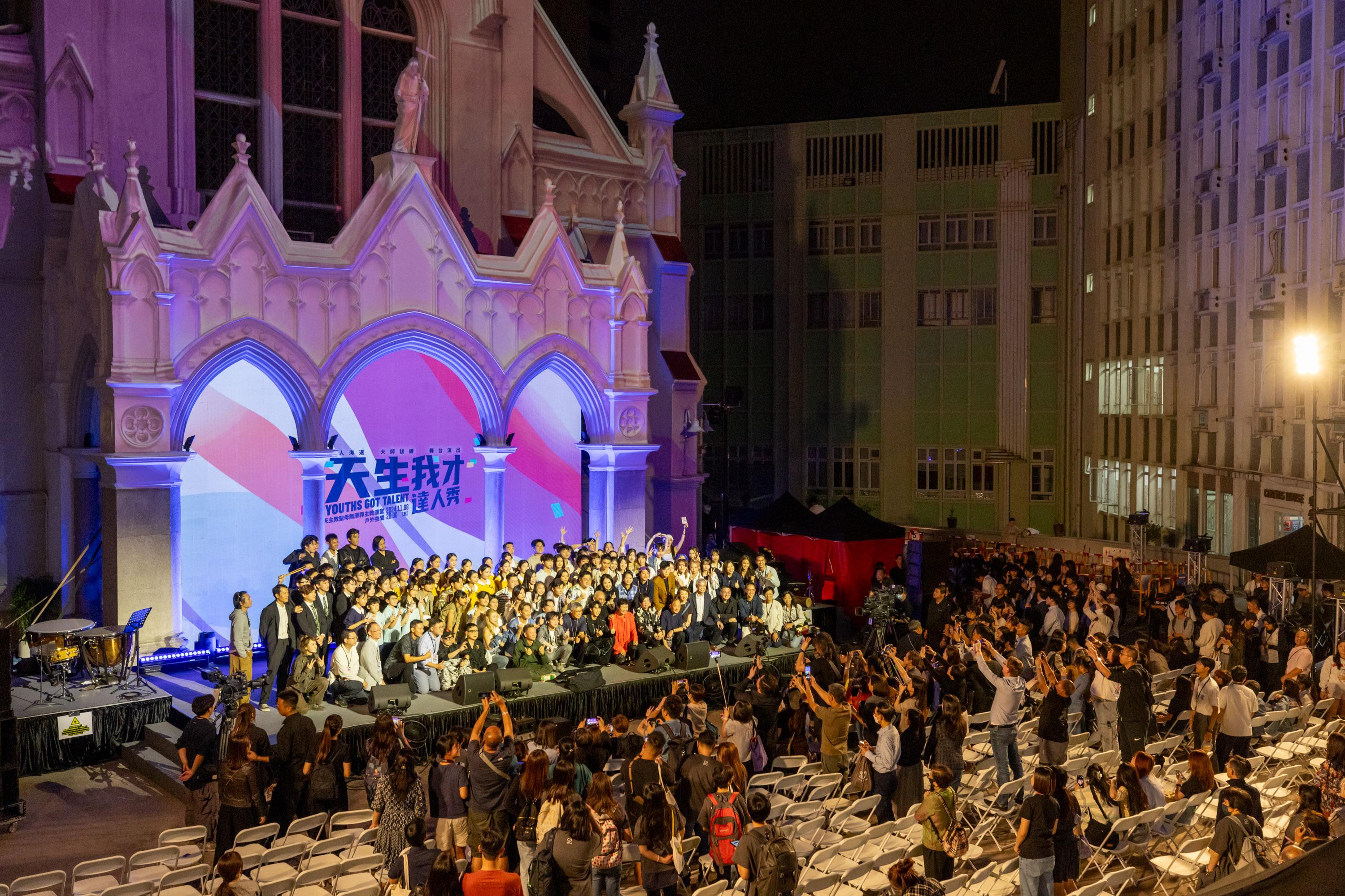 《天生我才達人秀》表演嘉賓及主辦單位大合照。