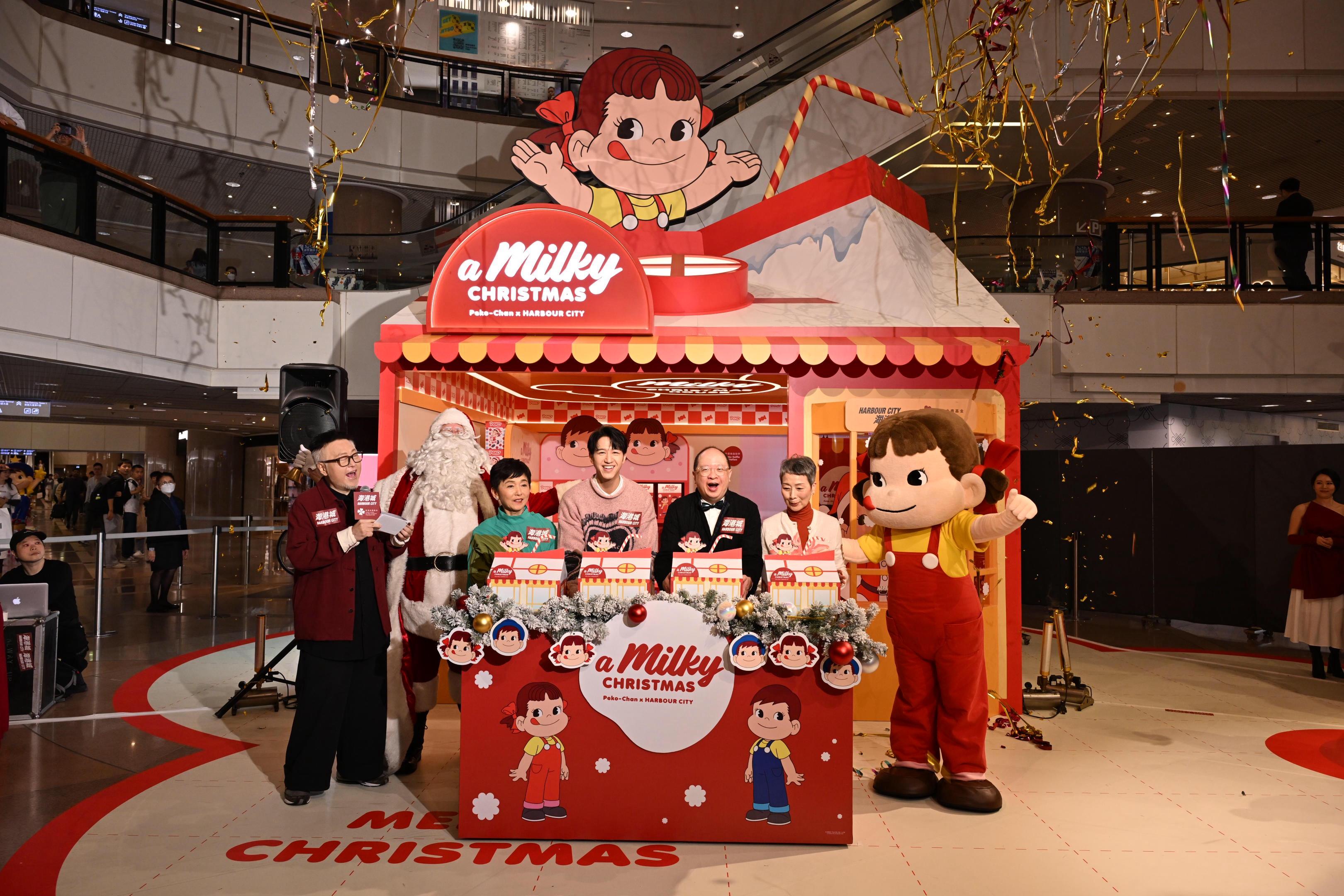 陳寶珠、馮允謙一齊出席「香港血癌基金」的慈善聖誕揭幕禮。