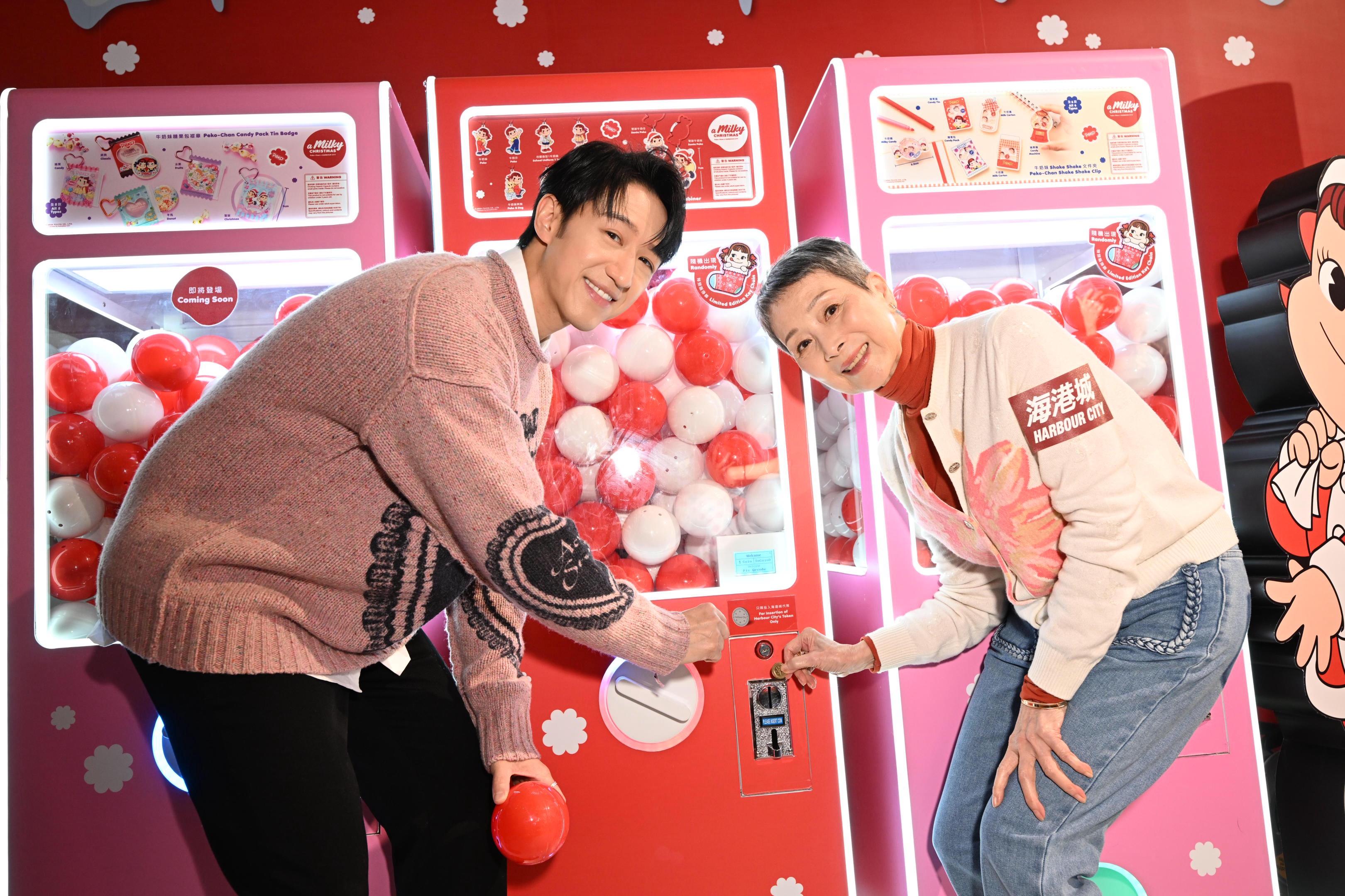 陳寶珠、馮允謙一齊出席「香港血癌基金」的慈善聖誕揭幕禮。