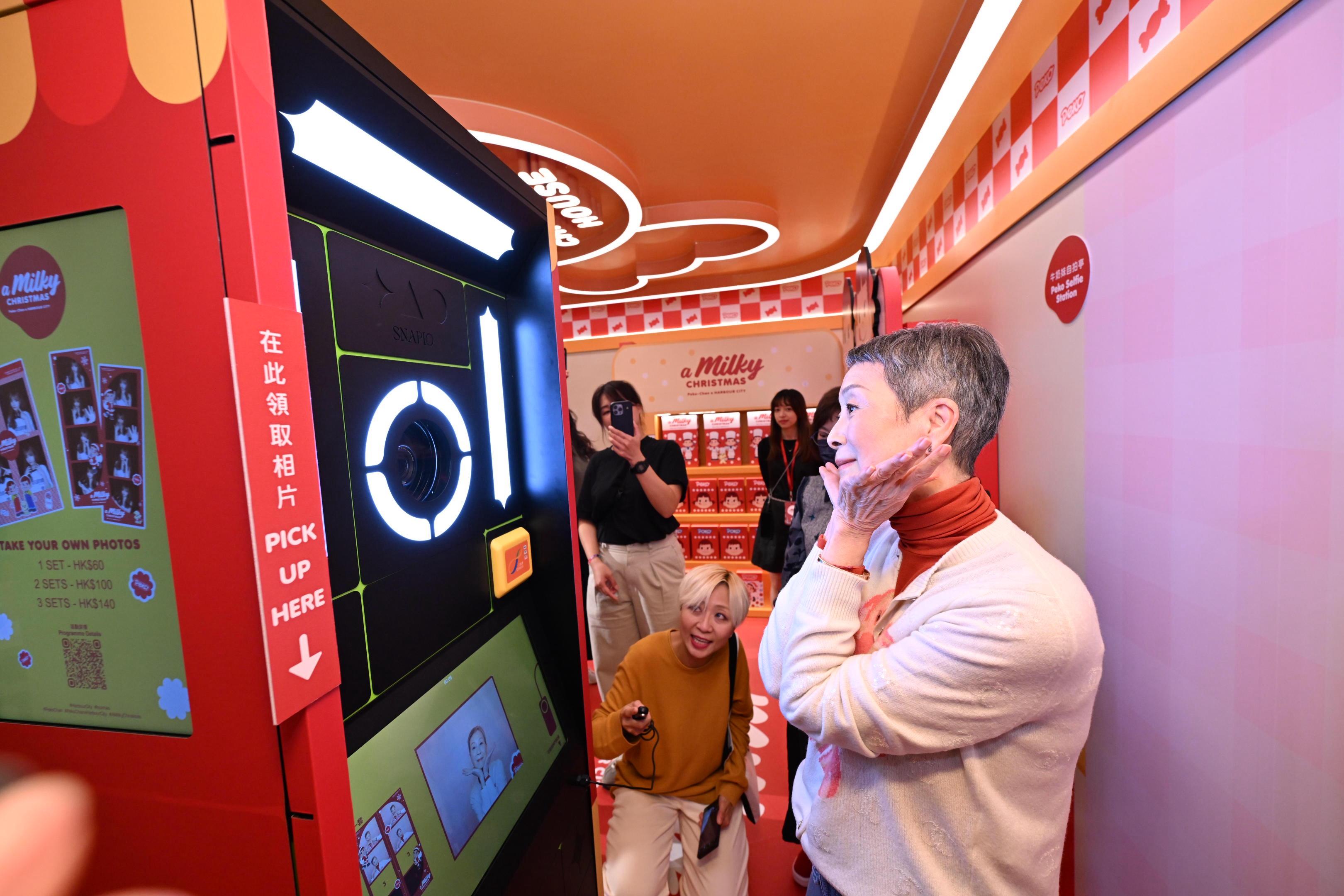 陳寶珠「香港血癌基金」的慈善聖誕揭幕禮。