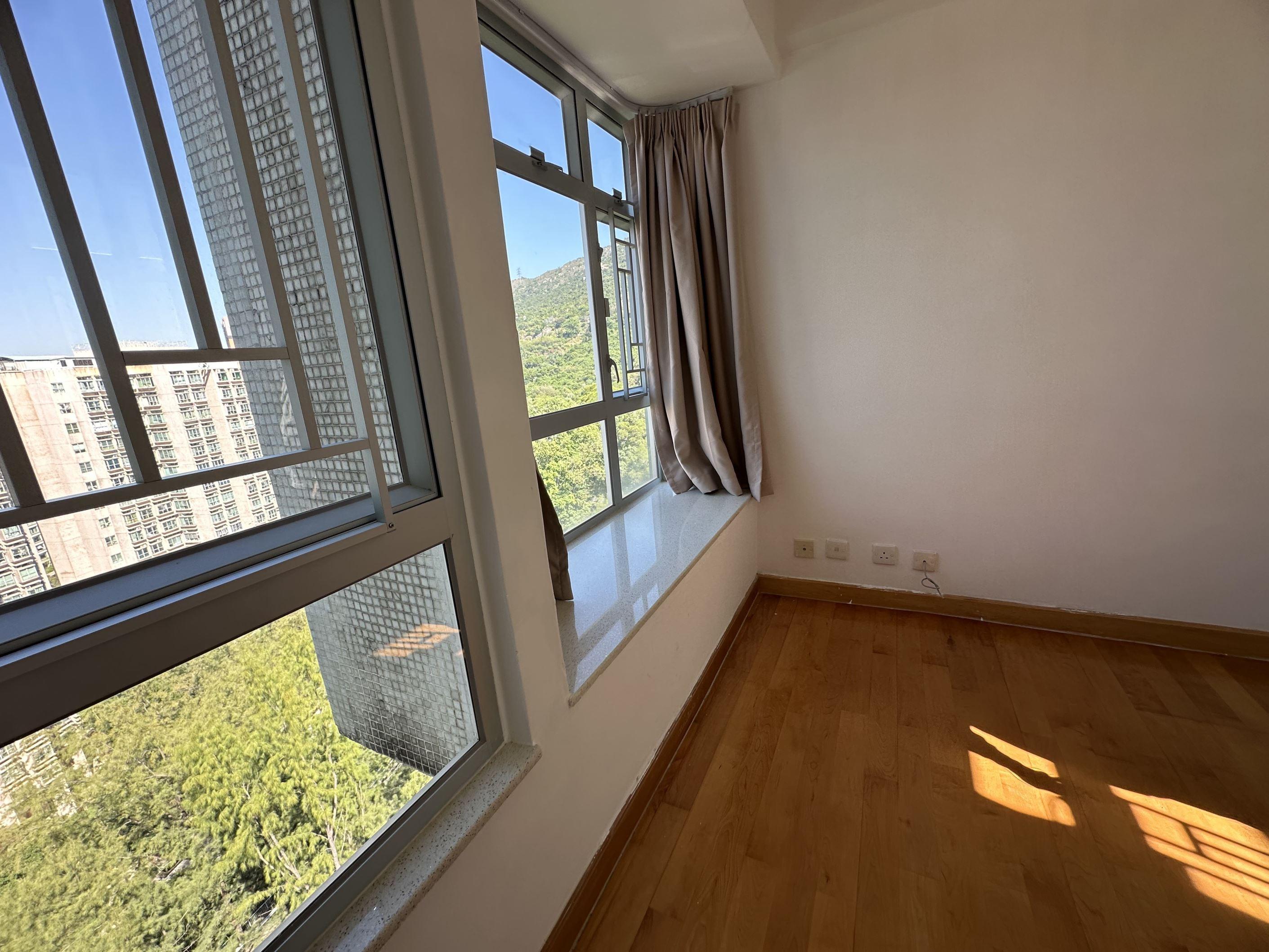 單位外望翠綠山景,環境清幽。