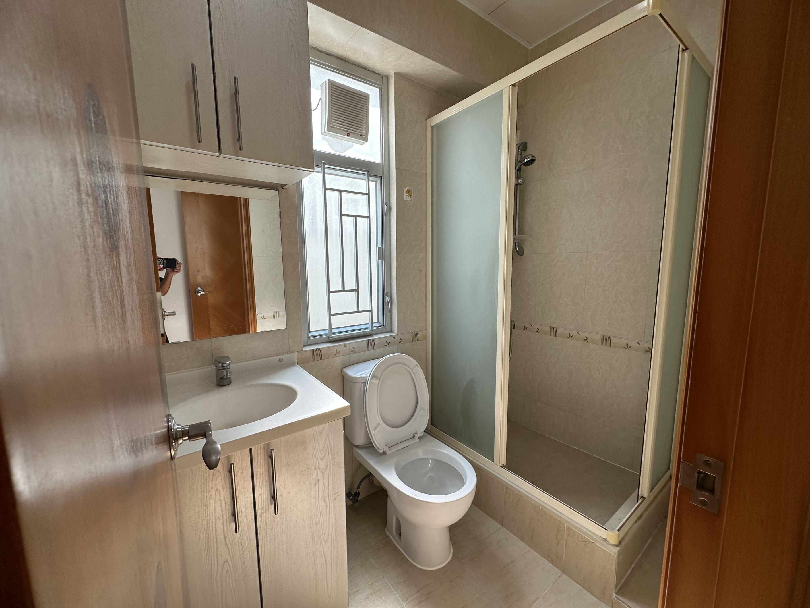 浴室亦光猛開揚。