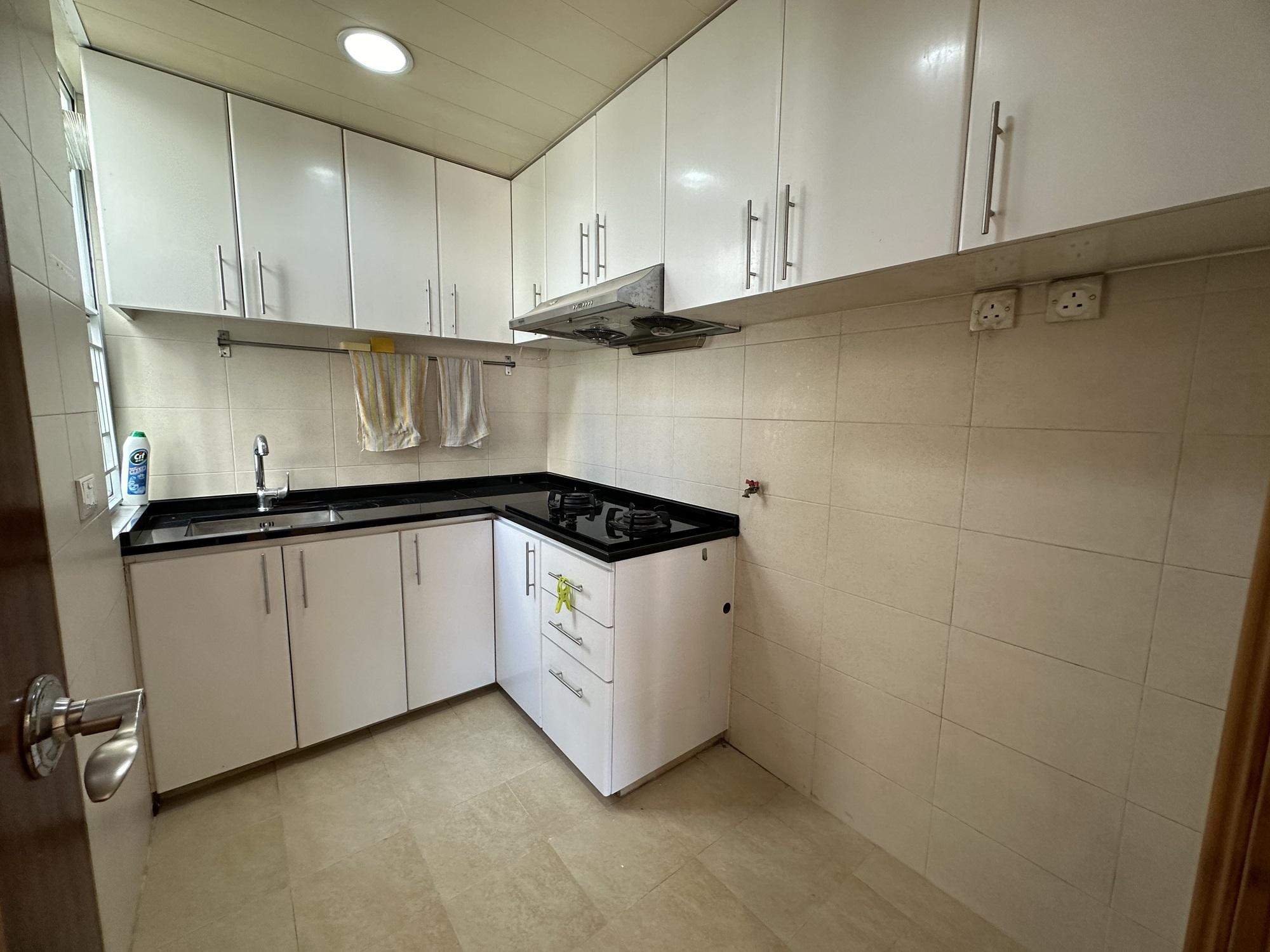 廚房十分闊落,廚櫃數量亦多。