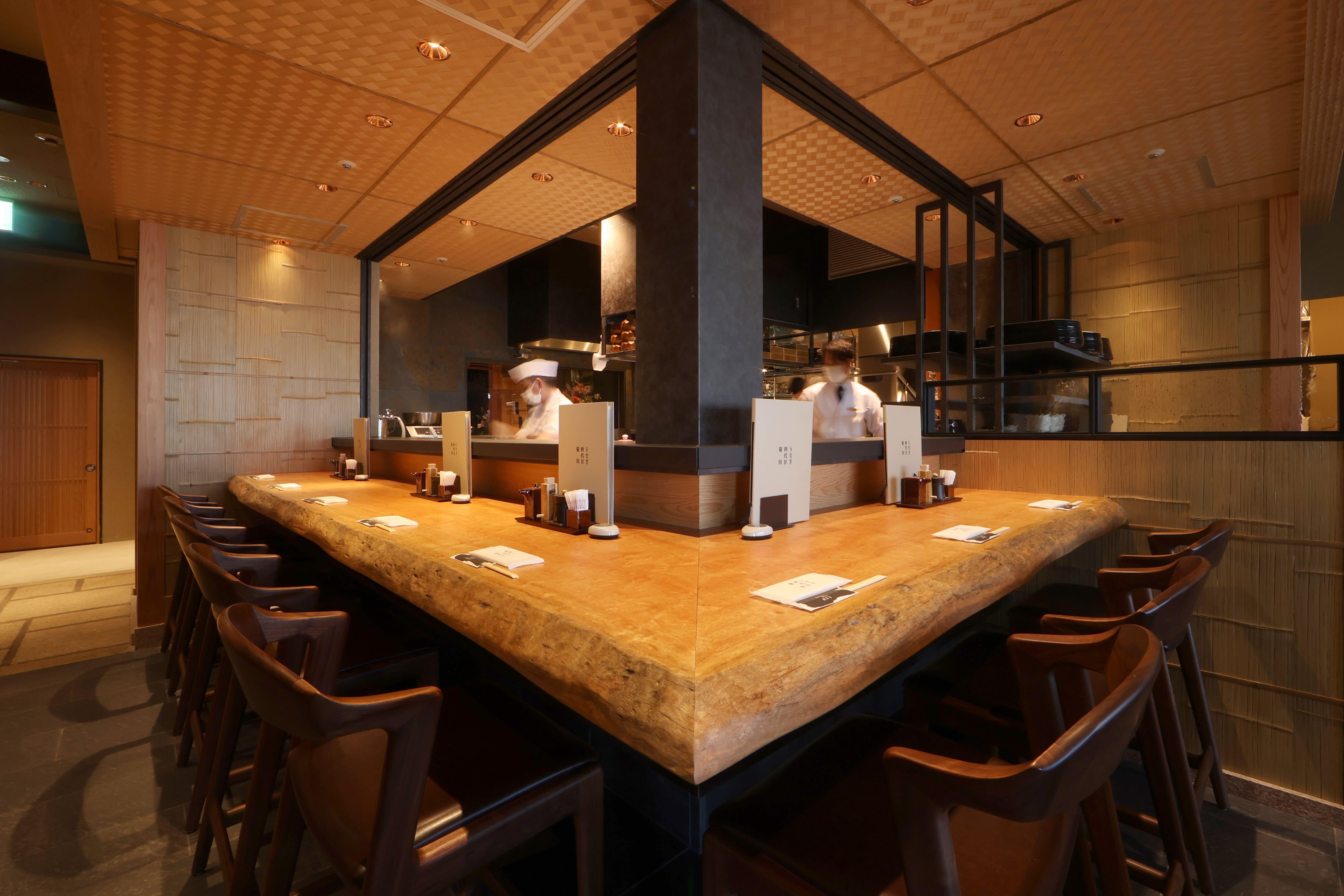 日本店設開放式廚房。