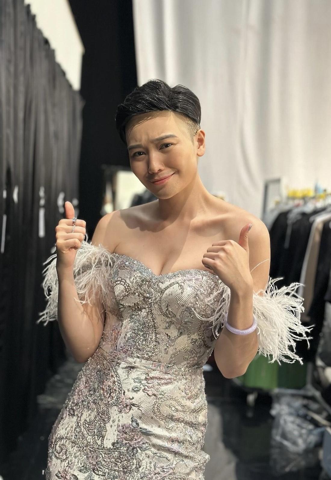 網民笑言「痰輝智」的一身造型充滿違和感。