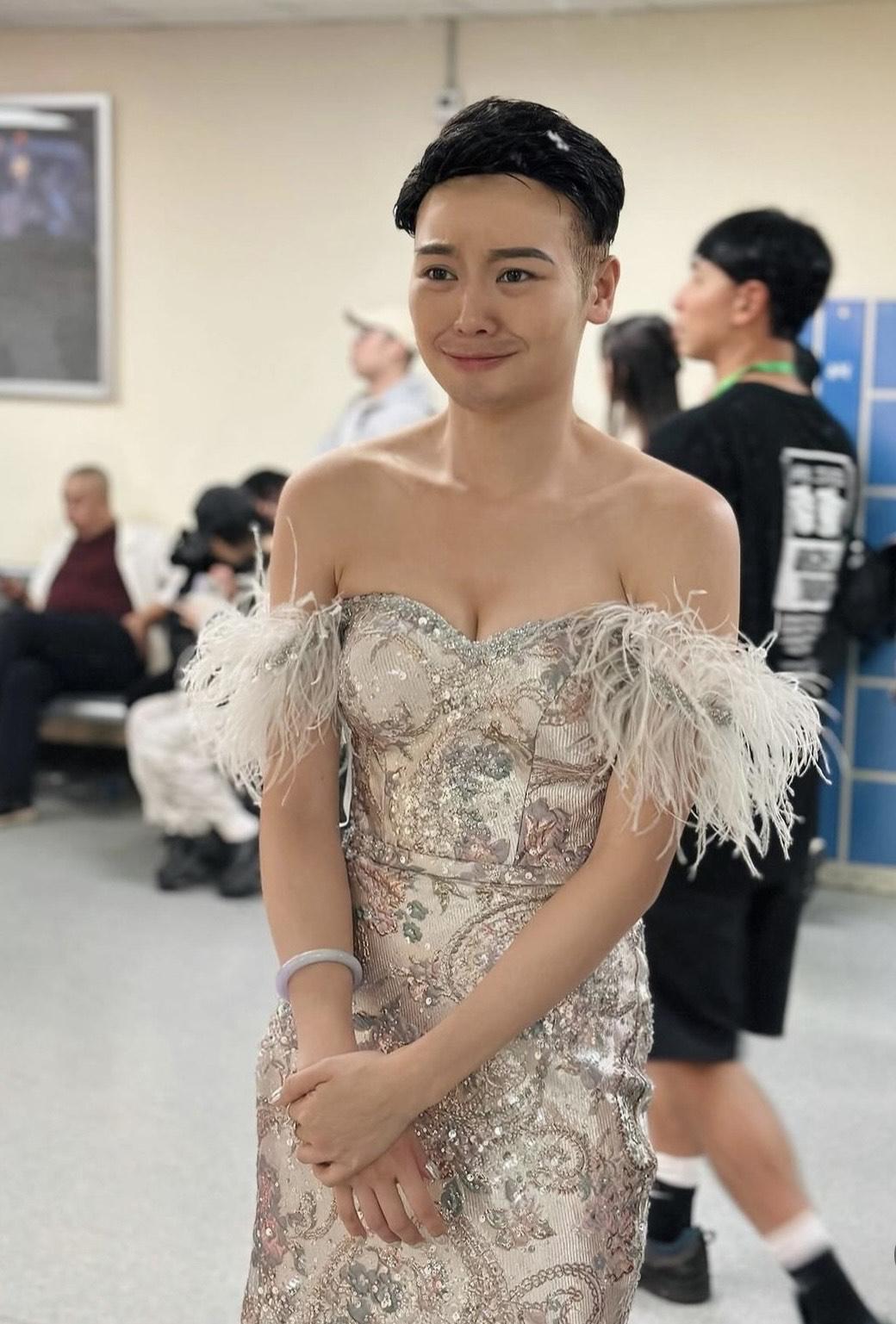 關嘉敏扮「痰輝智」穿上谷胸晚裝。