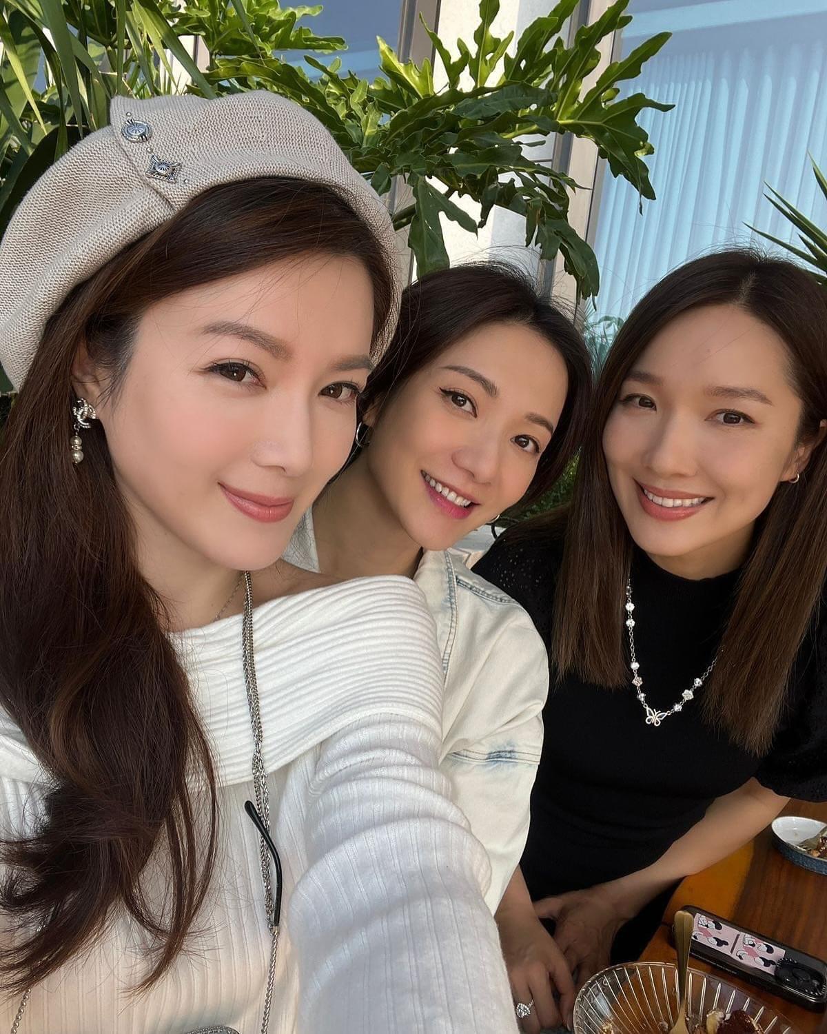 苟姑娘曬孖閨密合照,被網民讚顏值極高。