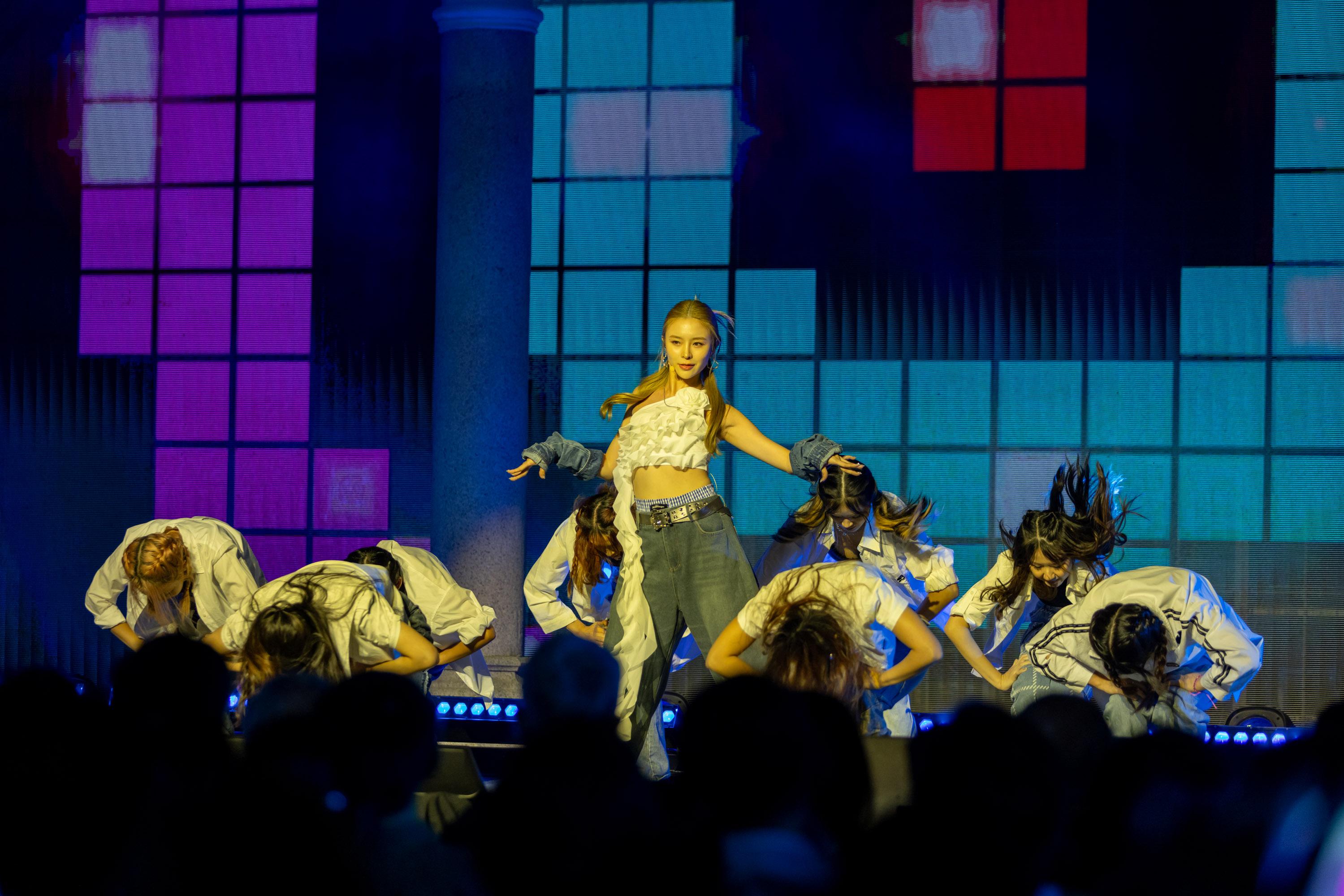 莊錠欣在「踏出舒適圈」的章節,表演舞蹈總監及舞蹈家Sunny Wong編排的K-Pop式唱跳演出 。