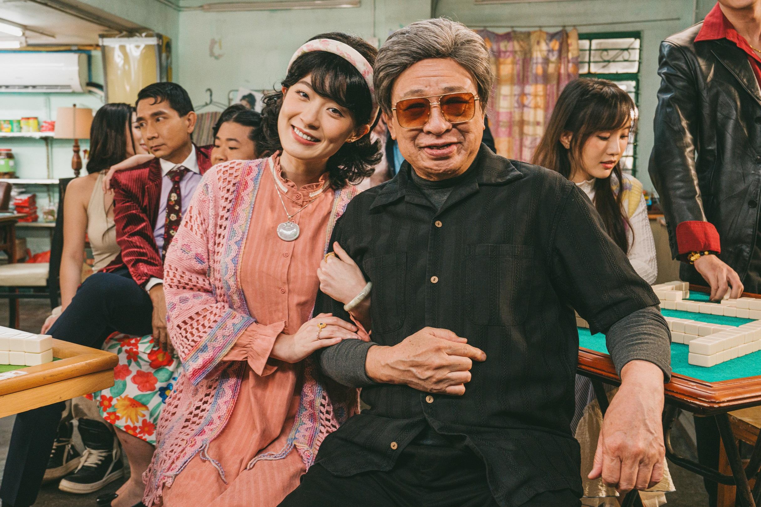 許紹雄在《麻雀女王追男仔》「九龍城寨村長」龍卷峰自居。