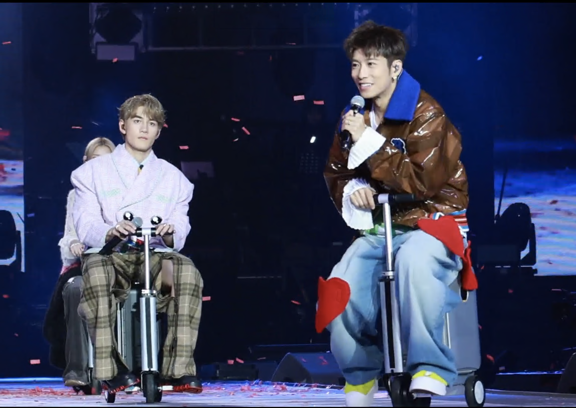 《KATCH OUR LIFE 陳蕾 x 洪嘉蒙×魏浚笙 音樂會》,3人玩「飈行李車」。(羅錦鴻攝)