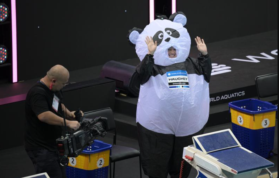 何詩蓓在決賽出場時扮成熊貓,一邊扮跑步一邊向觀眾揮手,現場傳出熱烈歡呼聲 (新華社)