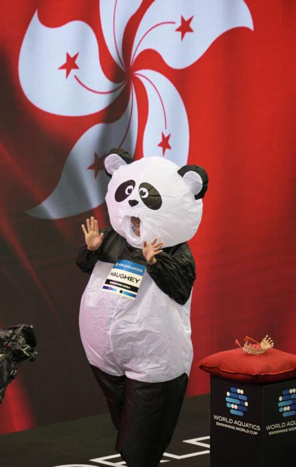 何詩蓓在決賽出場時扮成熊貓,一邊扮跑步一邊向觀眾揮手,現場傳出熱烈歡呼聲 (新華社)