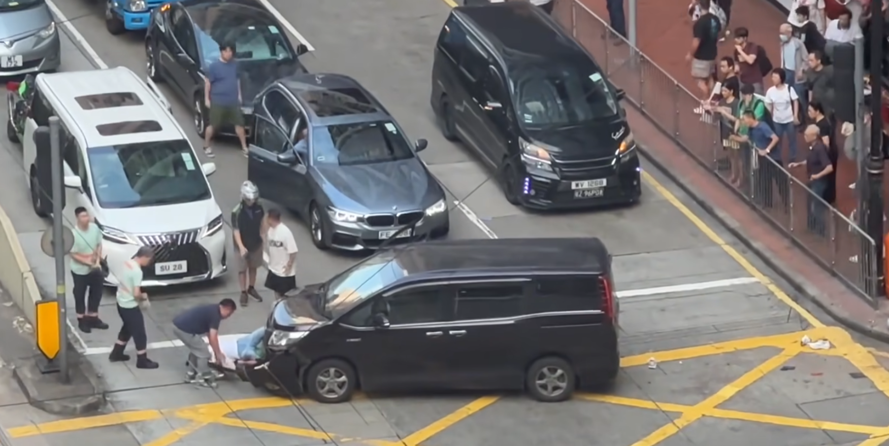 北角車落斜撞兩女,有當時位於附近大廈的網民於高空角度拍下救人拯救傷者過程(香港突發事故報料區及討論區fb)