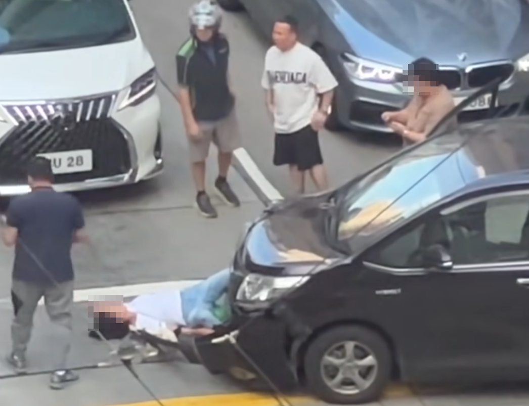 意外後兩名傷者分別倒臥在車頭前方及坐在行人路,均有反應,多名駕駛人士及路人上前慰問傷者,七人車司機亦有下車了解。(香港突發事故報料區及討論區fb)