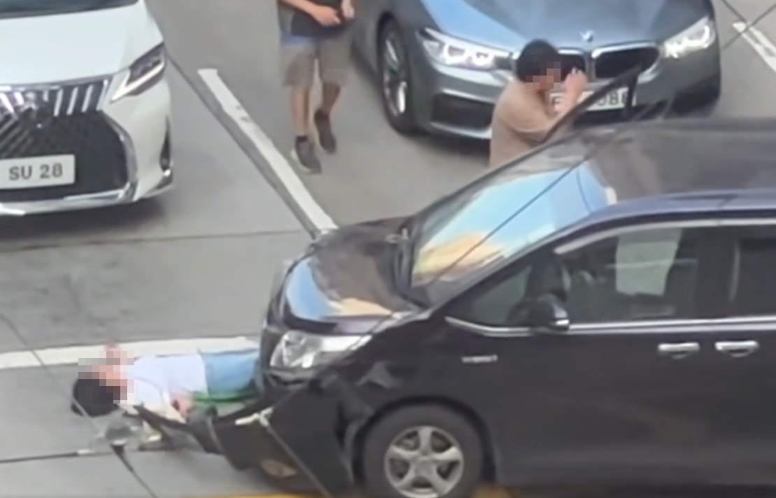 意外後兩名傷者分別倒臥在車頭前方及坐在行人路,均有反應,多名駕駛人士及路人上前慰問傷者,七人車司機亦有下車了解。(香港突發事故報料區及討論區fb)