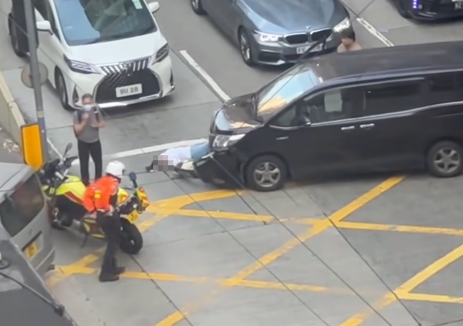 一名急救醫療電單車率先抵達檢查兩傷者狀況,並查看車底看是否有人被困,然後將情況通報及後到場的救護車人員。(香港突發事故報料區及討論區fb)