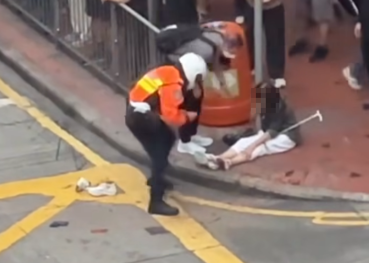 一名急救醫療電單車率先抵達檢查兩傷者狀況,並查看車底看是否有人被困,然後將情況通報及後到場的救護車人員。(香港突發事故報料區及討論區fb)