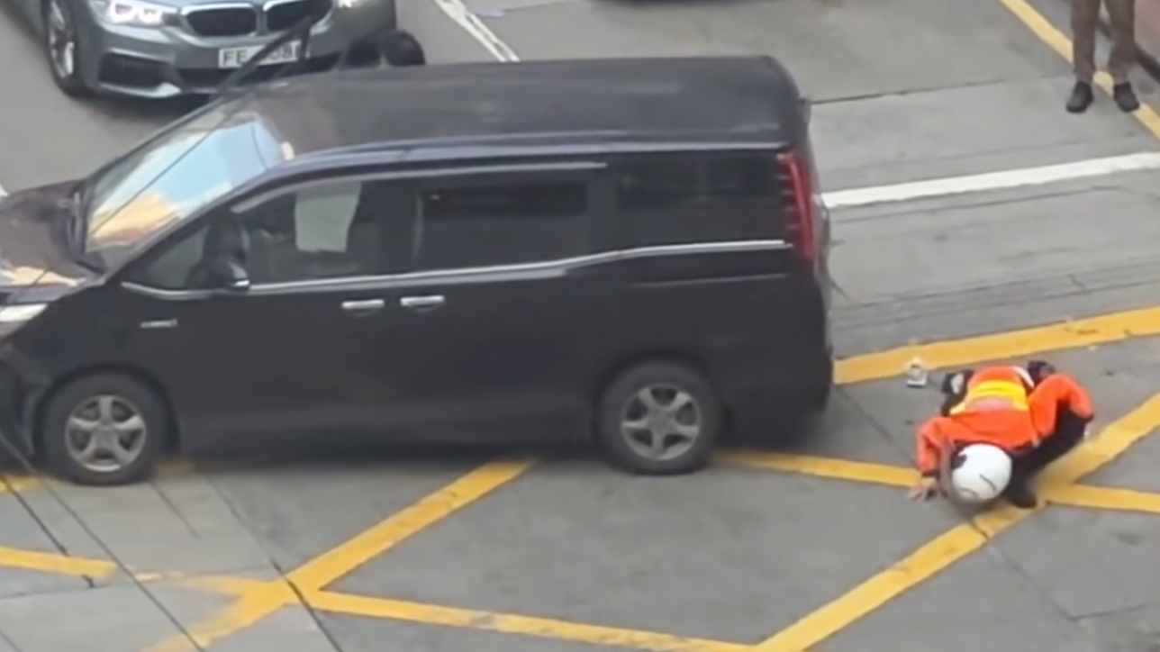 一名急救醫療電單車率先抵達檢查兩傷者狀況,並查看車底看是否有人被困,然後將情況通報及後到場的救護車人員。(香港突發事故報料區及討論區fb)