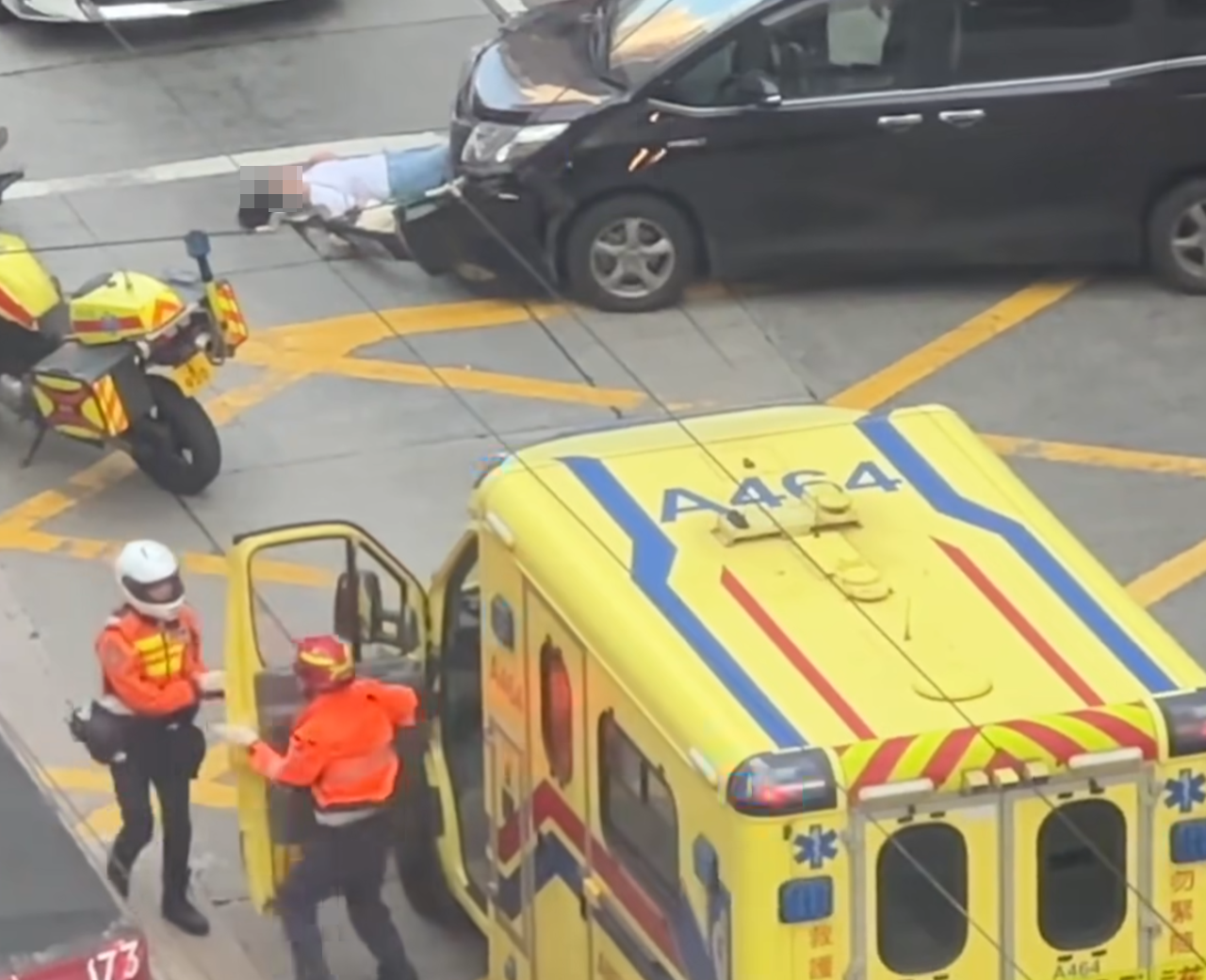 一名急救醫療電單車率先抵達檢查兩傷者狀況,並查看車底看是否有人被困,然後將情況通報及後到場的救護車人員。(香港突發事故報料區及討論區fb)