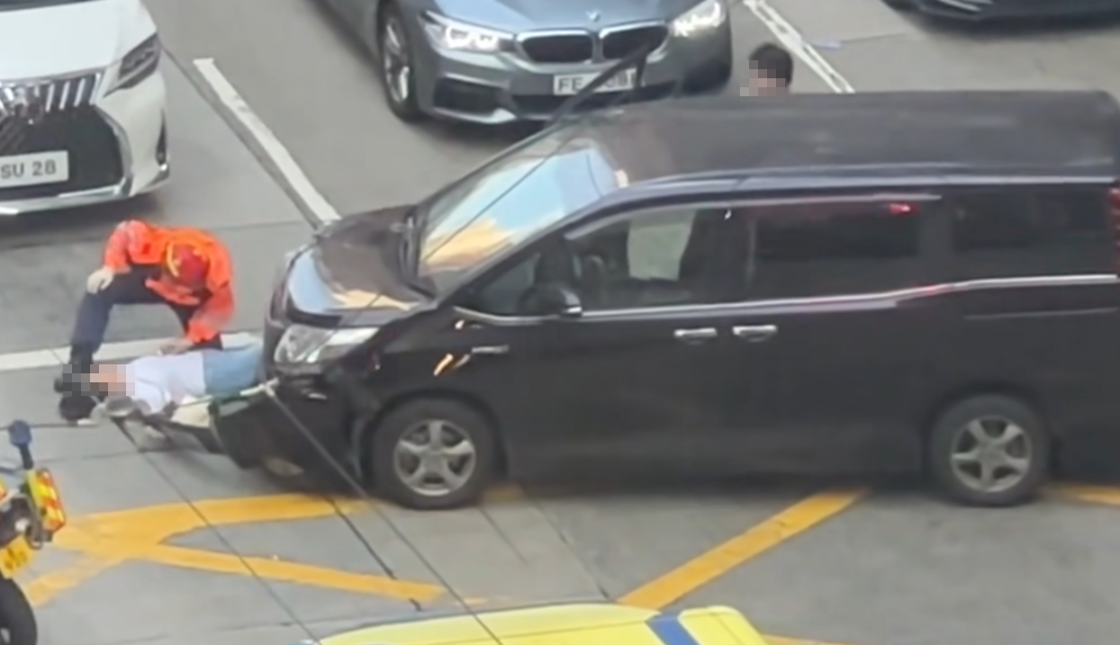 救護員檢查傷者情況,隨後趕到的消防員則分工固定車輛,以防再有移動,及移開附近危險物,交通警員亦到場指揮交通及查問七人車司機。(香港突發事故報料區及討論區fb)