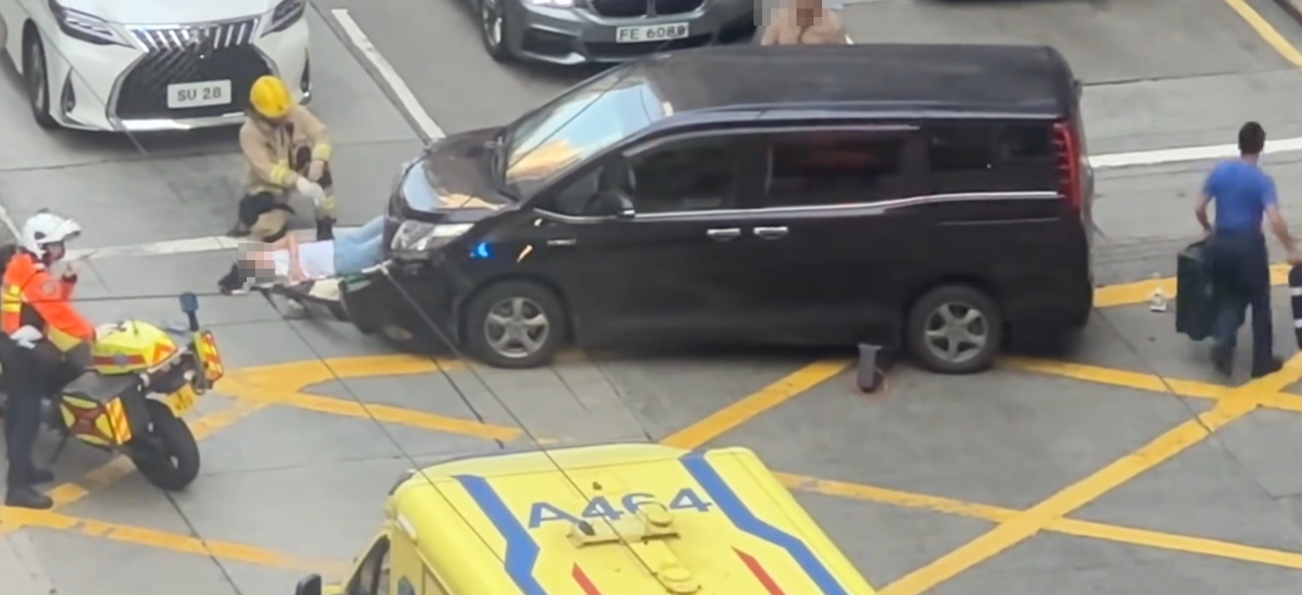 救護員檢查傷者情況,隨後趕到的消防員則分工固定車輛,以防再有移動,及移開附近危險物,交通警員亦到場指揮交通及查問七人車司機。(香港突發事故報料區及討論區fb)