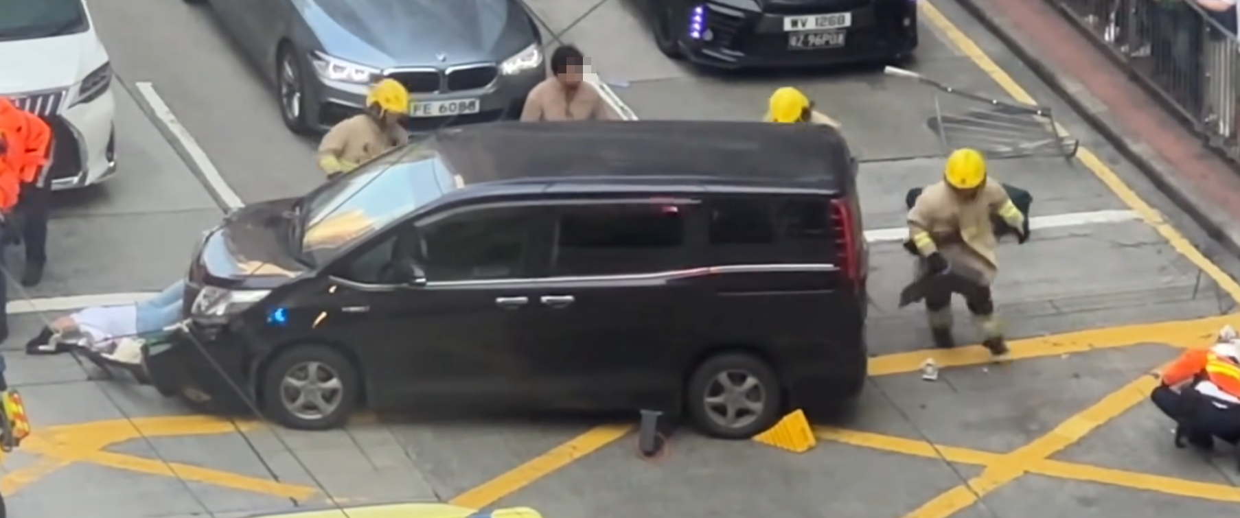 救護員檢查傷者情況,隨後趕到的消防員則分工固定車輛,以防再有移動,及移開附近危險物,交通警員亦到場指揮交通及查問七人車司機。(香港突發事故報料區及討論區fb)