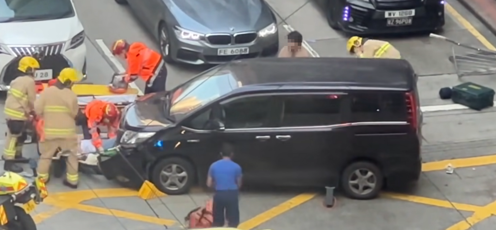 救護員檢查傷者情況,隨後趕到的消防員則分工固定車輛,以防再有移動,及移開附近危險物,交通警員亦到場指揮交通及查問七人車司機。(香港突發事故報料區及討論區fb)