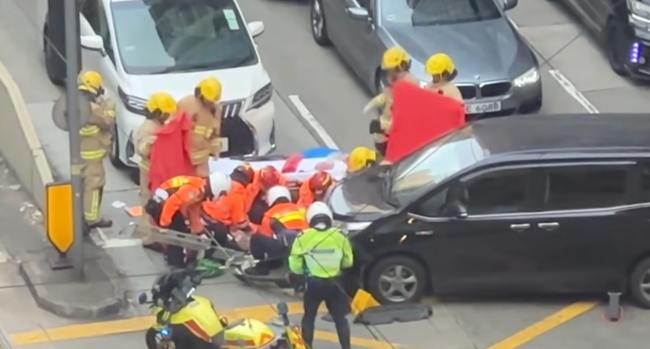 救護員檢查傷者情況,隨後趕到的消防員則分工固定車輛,以防再有移動,及移開附近危險物,交通警員亦到場指揮交通及查問七人車司機。(香港突發事故報料區及討論區fb)