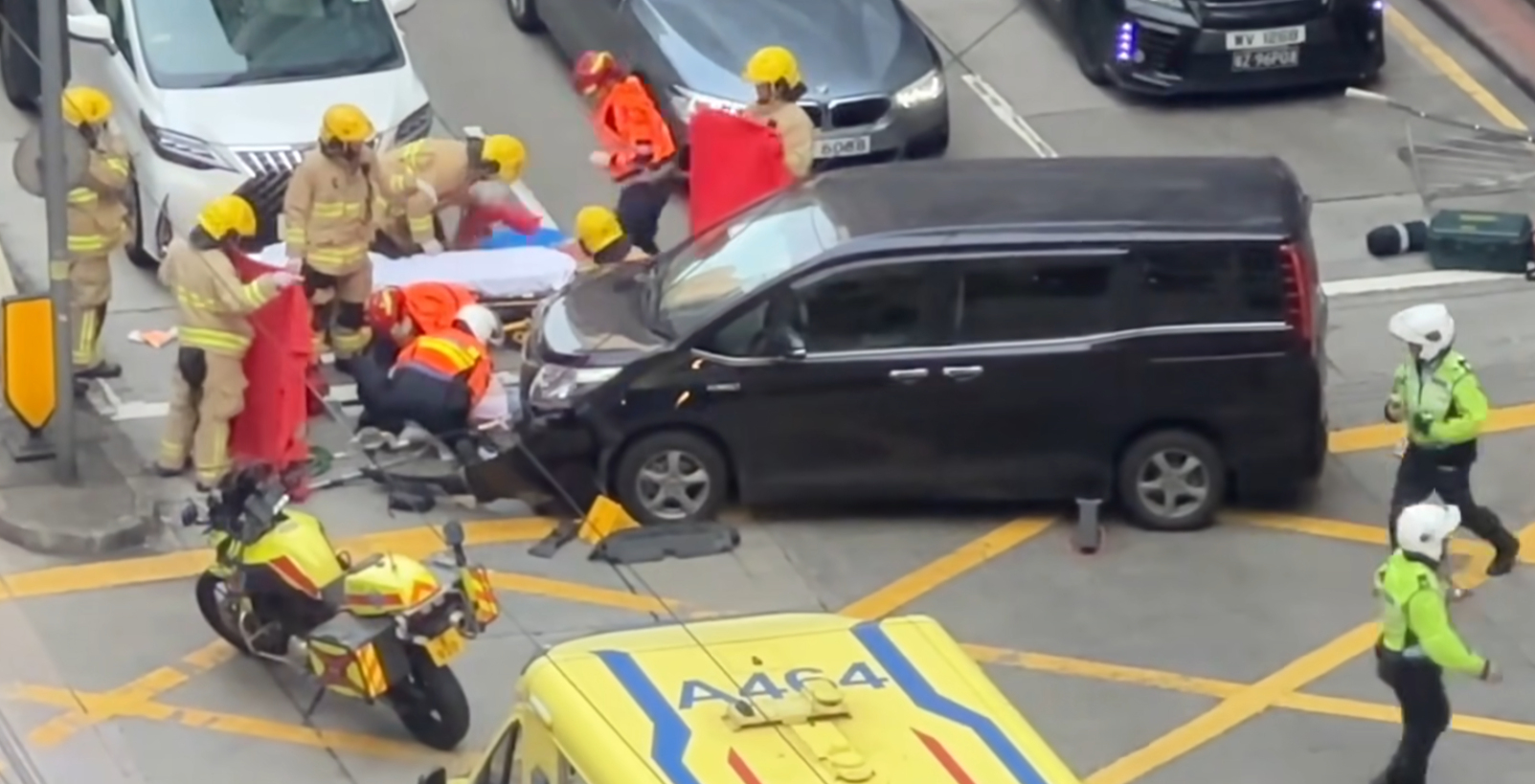 救護員檢查傷者情況,隨後趕到的消防員則分工固定車輛,以防再有移動,及移開附近危險物,交通警員亦到場指揮交通及查問七人車司機。(香港突發事故報料區及討論區fb)