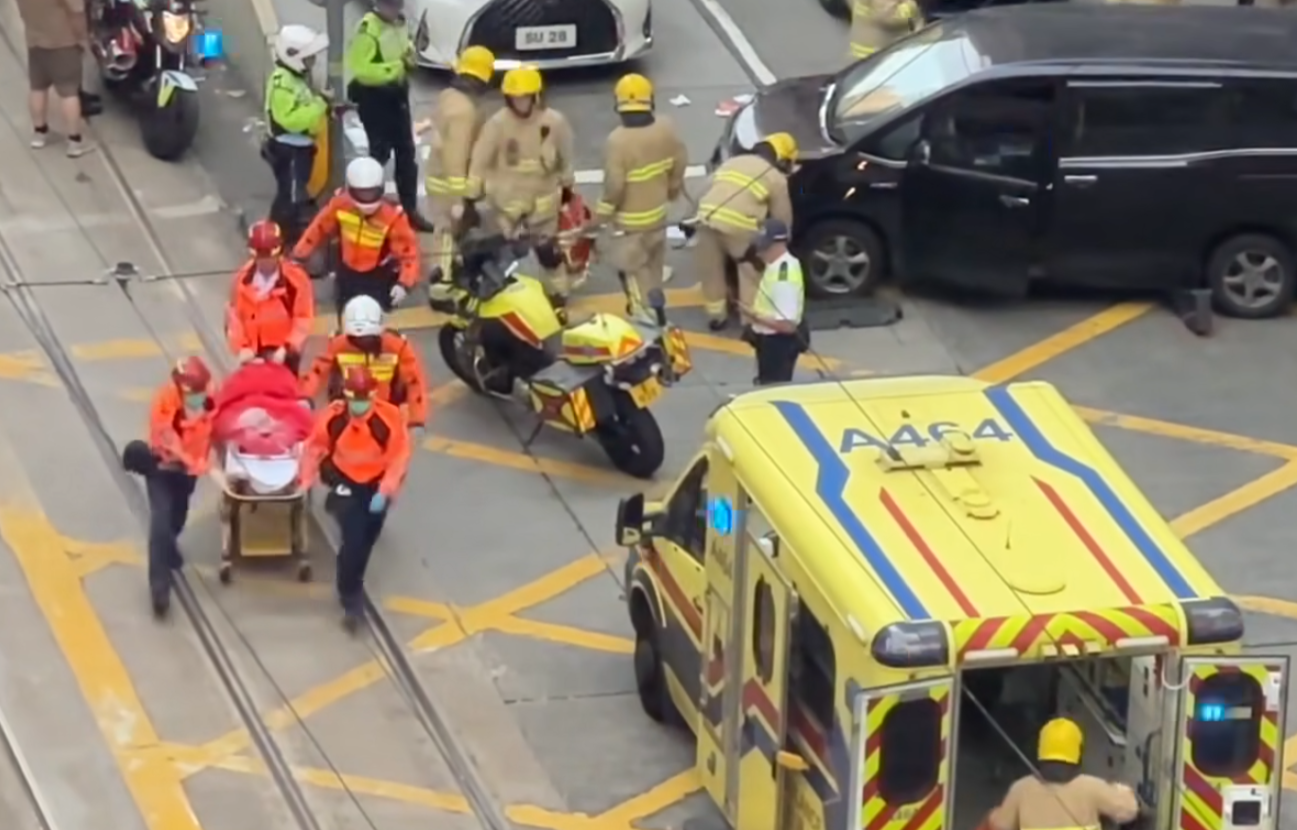 救護人員先後將倒臥車頭前方及坐在路邊的兩名女傷者移到擔架床上,由救護車將兩人送院。(香港突發事故報料區及討論區fb)