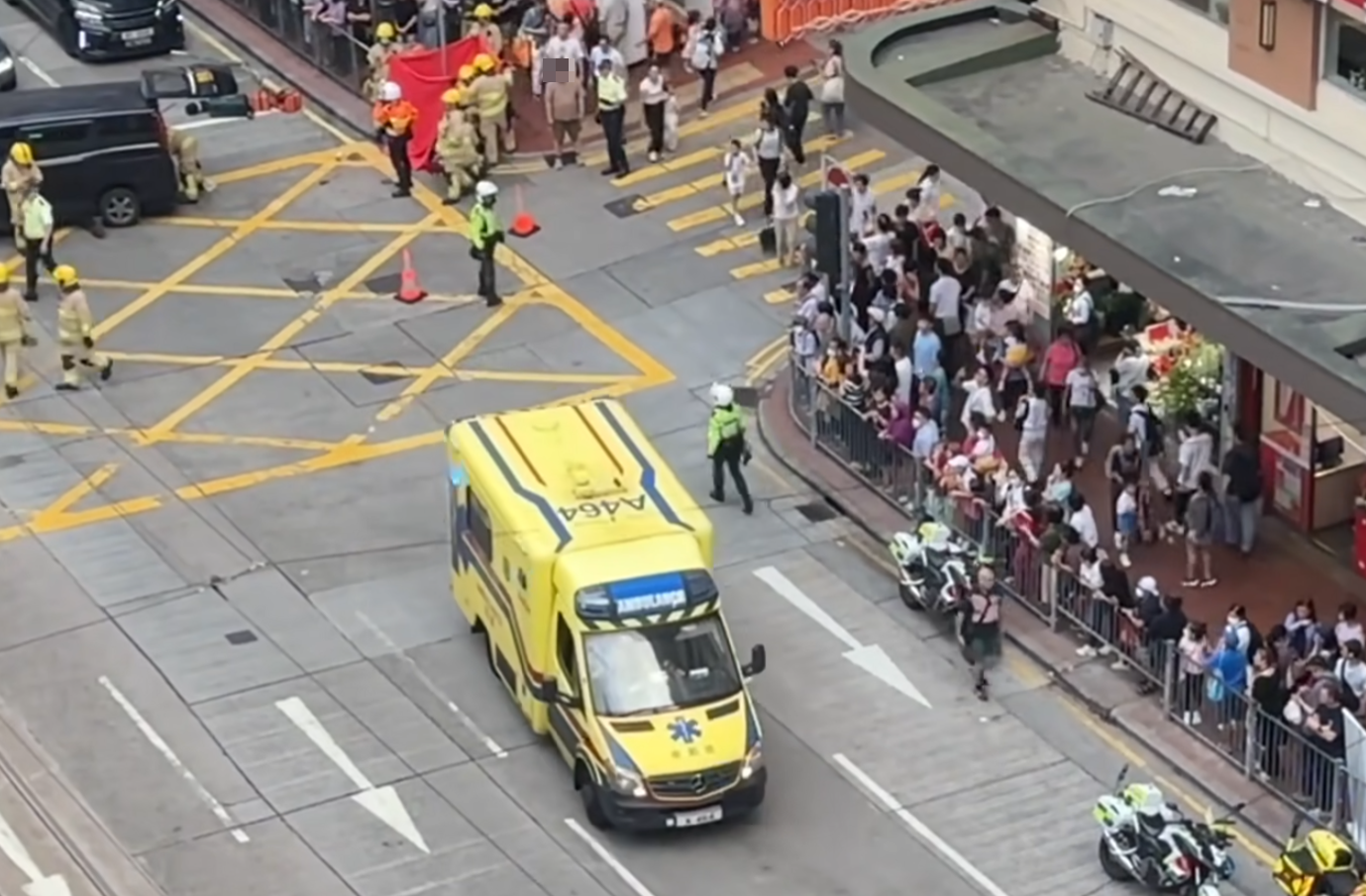 救護人員先後將倒臥車頭前方及坐在路邊的兩名女傷者移到擔架床上,由救護車將兩人送院。(香港突發事故報料區及討論區fb)