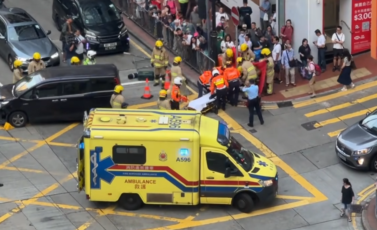 救護人員先後將倒臥車頭前方及坐在路邊的兩名女傷者移到擔架床上,由救護車將兩人送院。(香港突發事故報料區及討論區fb)