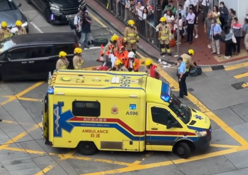 救護人員先後將倒臥車頭前方及坐在路邊的兩名女傷者移到擔架床上,由救護車將兩人送院。(香港突發事故報料區及討論區fb)