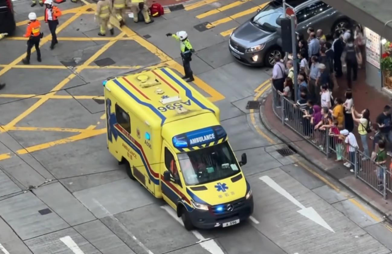 救護人員先後將倒臥車頭前方及坐在路邊的兩名女傷者移到擔架床上,由救護車將兩人送院。(香港突發事故報料區及討論區fb)