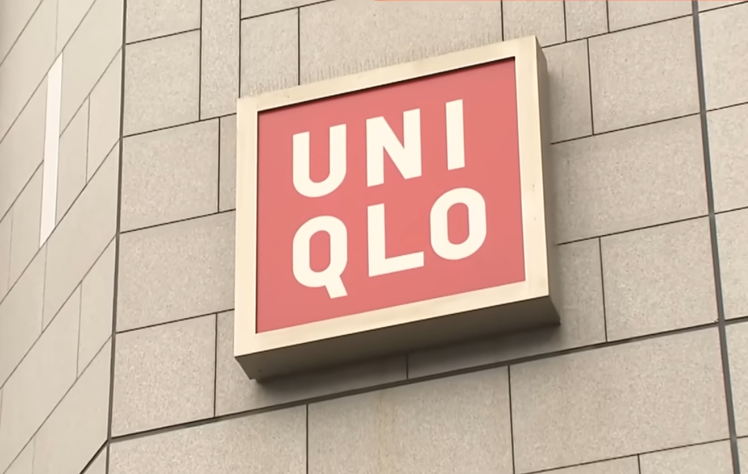 35歲男疑犯高橋昴平是東京豐島區UNIQLO大塚店的店長,他涉在6月至8月間在自家店內的更衣室,偷拍至少9名女性僅穿著內衣或部份身體影片。(影片截圖)