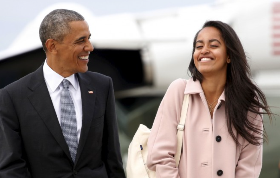美國前總統奧巴馬的26歲長女瑪利亞(Malia Ann Obama),在其導演處女作中捨棄父親姓氏,奧巴馬近日公開談起此事時說,女兒想靠自己闖出一片天。(網上圖片)
