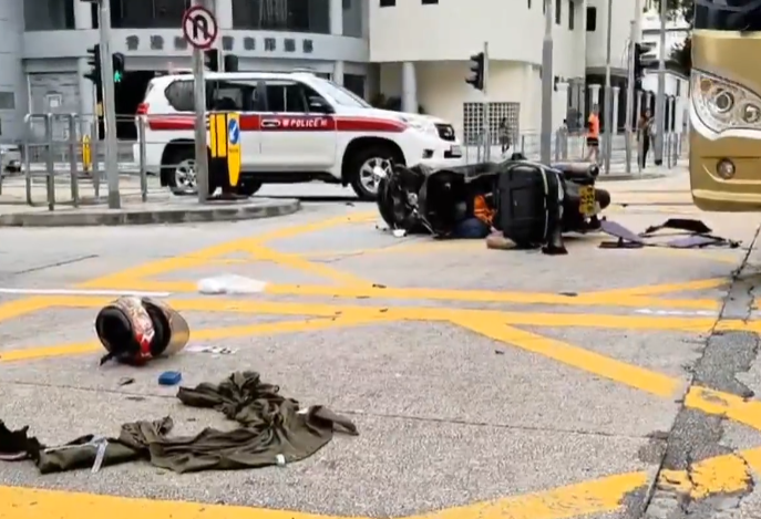 九龍灣有私家車及電單車相撞 (有線新聞畫面)