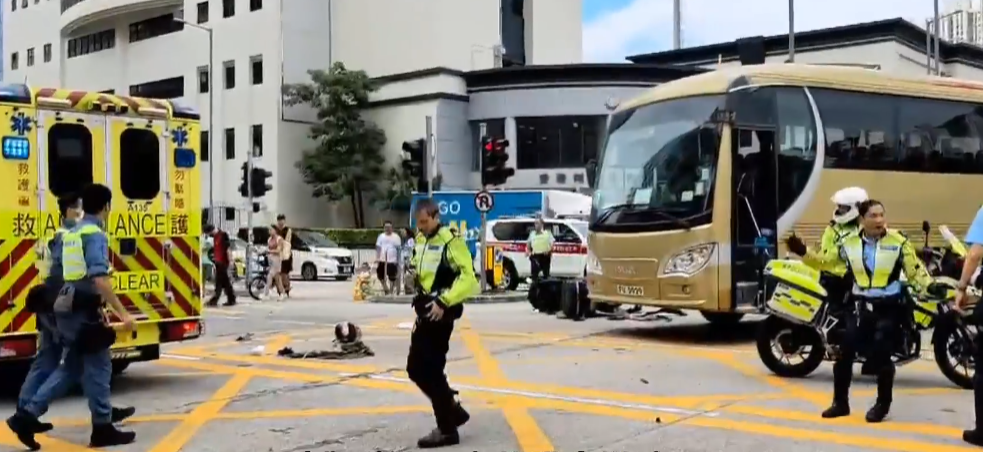 九龍灣有私家車及電單車相撞 (有線新聞畫面)